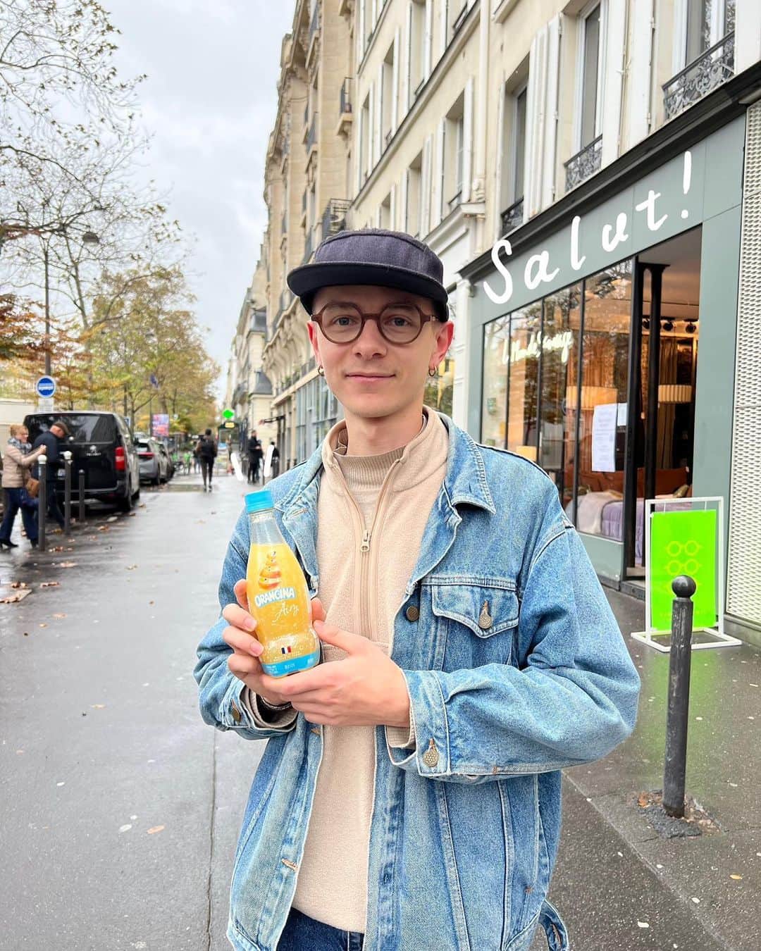 Orangina オランジーナ公式さんのインスタグラム写真 - (Orangina オランジーナ公式Instagram)「Bonjour🇫🇷  パリは雨が降ったり止んだり 不安定なお天気が続いています🥲  冬が近づく中 街を歩くパリジャンたちに ORANGINA Airyの感想を聞いてみました🍊  。。。。。。。。。。。。。。。。。。。。  （左）ジョゼフィーヌさん 「午後の仕事休憩に飲みたいですね」  （右）アレックスさん 「サンドイッチに合いそうだから ランチの時に飲みたいな」  。。。。。。。。。。。。。。。。。。。。  ジョシュアさん 「ORANGINAは小さい頃にいつも飲んでたよ。 子どものおやつの時に一緒に飲みたいね」  。。。。。。。。。。。。。。。。。。。。  フォスティーヌさん 「仕事中に飲んだら、いいアイデアが浮かびそう！」  。。。。。。。。。。。。。。。。。。。。  ナッシモさん 「ボトルの明るいブルーカラーが気に入ったから 部屋に飾っておきたいな」  。。。。。。。。。。。。。。。。。。。。  みんなの笑顔、とっても素敵ですね🍊  #orangina #oranginaairy #france #soda #オランジーナ #フランス生まれ #炭酸飲料 #フランス #オレンジ #休憩 #withオランジーナ #paris #parisien #parisienne #パリ #笑顔」11月20日 17時09分 - orangina_jp