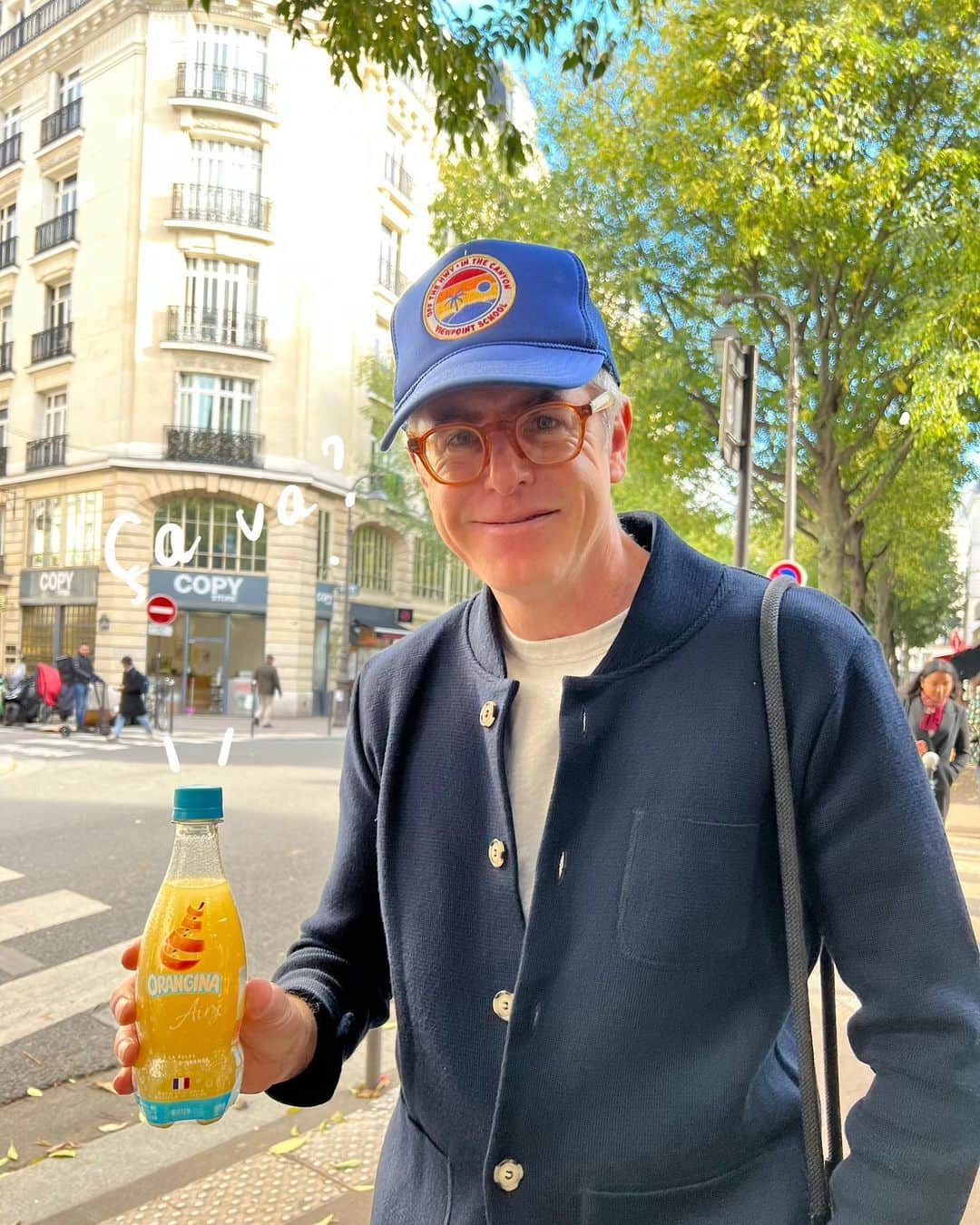 Orangina オランジーナ公式さんのインスタグラム写真 - (Orangina オランジーナ公式Instagram)「Bonjour🇫🇷  パリは雨が降ったり止んだり 不安定なお天気が続いています🥲  冬が近づく中 街を歩くパリジャンたちに ORANGINA Airyの感想を聞いてみました🍊  。。。。。。。。。。。。。。。。。。。。  （左）ジョゼフィーヌさん 「午後の仕事休憩に飲みたいですね」  （右）アレックスさん 「サンドイッチに合いそうだから ランチの時に飲みたいな」  。。。。。。。。。。。。。。。。。。。。  ジョシュアさん 「ORANGINAは小さい頃にいつも飲んでたよ。 子どものおやつの時に一緒に飲みたいね」  。。。。。。。。。。。。。。。。。。。。  フォスティーヌさん 「仕事中に飲んだら、いいアイデアが浮かびそう！」  。。。。。。。。。。。。。。。。。。。。  ナッシモさん 「ボトルの明るいブルーカラーが気に入ったから 部屋に飾っておきたいな」  。。。。。。。。。。。。。。。。。。。。  みんなの笑顔、とっても素敵ですね🍊  #orangina #oranginaairy #france #soda #オランジーナ #フランス生まれ #炭酸飲料 #フランス #オレンジ #休憩 #withオランジーナ #paris #parisien #parisienne #パリ #笑顔」11月20日 17時09分 - orangina_jp