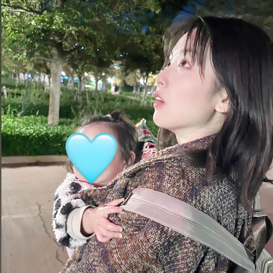 酒井蘭のインスタグラム：「#長女は絶賛反抗期  カメラ拒否で全く写真撮らせてくれない女子です💔 次女ばっかりですが、長女は私の実母と楽しんでおります←  花火見上げてるんだけどなぜか酔っぱらいに見える。なぜ。」
