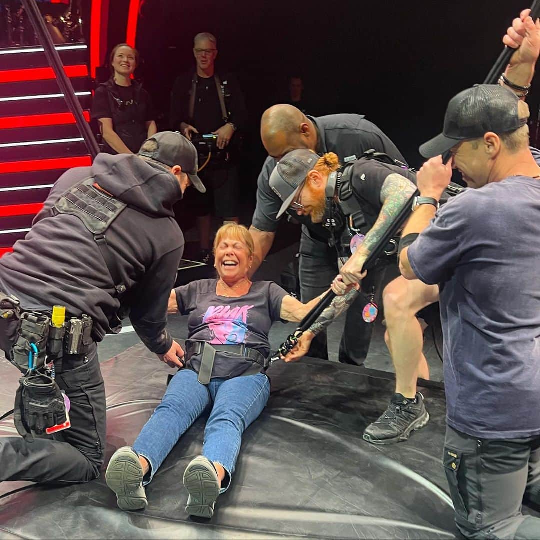 P!nk（ピンク）のインスタグラム：「Gotta shout out my crew, my road family- who not only have my back in a thousand ways, work their asses off, scale buildings that they just built, sleep never not at all, but they also put my 77 year old mother in a harness today and gave her the bungee experience. Like they haven’t seen enough. Like they haven’t done enough. They make the impossible possible and still live to hate the jokes some of us tell 😜  I AM GRATEFUL FOR THESE PEOPLE AND HONORED TO GET TO BE AROUND AND AMONGST THEM. See y’all in Australia ❤️」