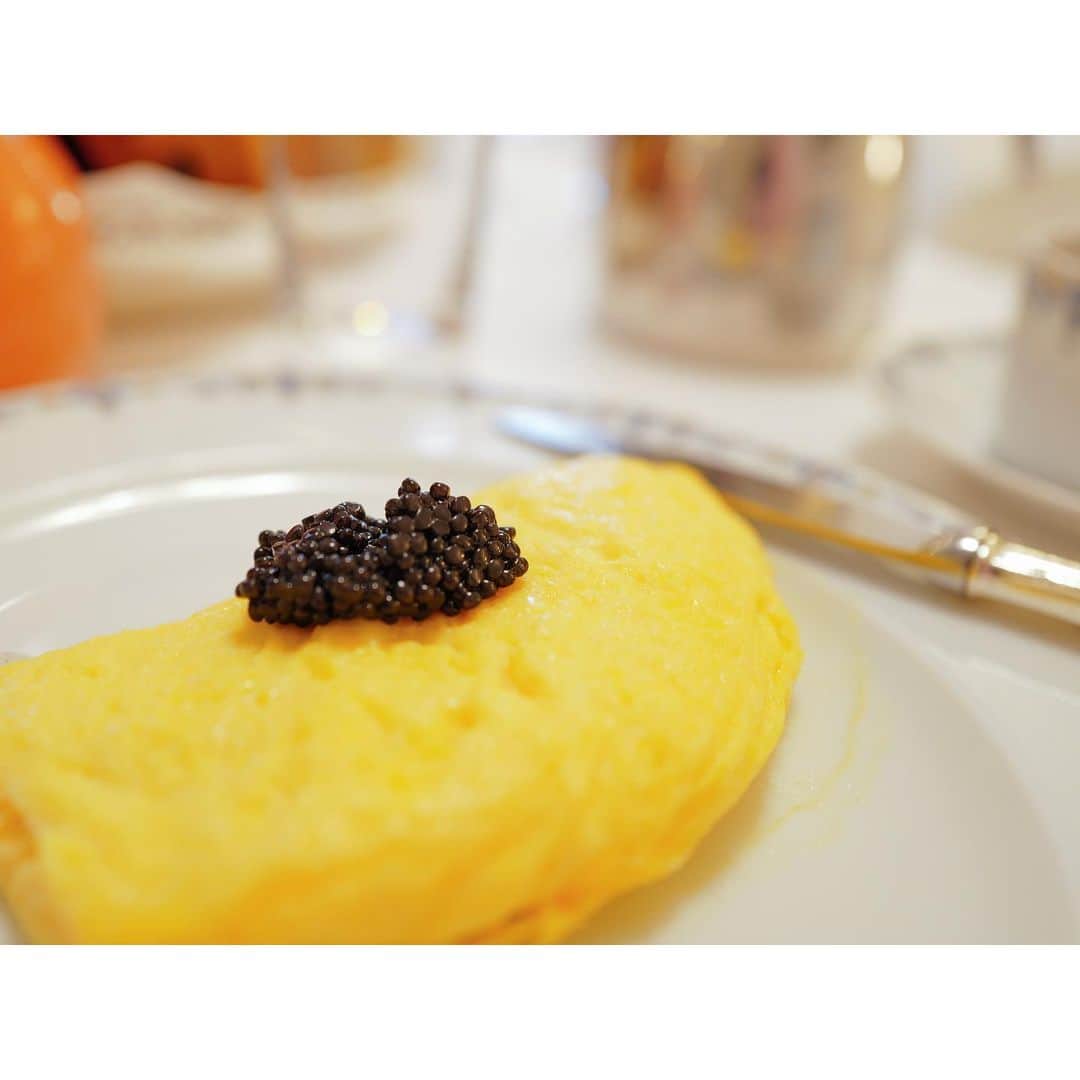 石井美保さんのインスタグラム写真 - (石井美保Instagram)「日本ではほとんど食べないクロワッサン🥐を Parisにくると毎朝バターたっぷりつけて頂きます。 小麦粉もバターも、そして空気がそもそも違うから、クロワッサンがこんなにも美味しく感じる。 朝ご飯はクロワッサンとオムレツとヨーグルトの繰り返し。 1回だけ和朝食頂きました😅#mihoishii_paris」11月20日 17時24分 - miho_ishii