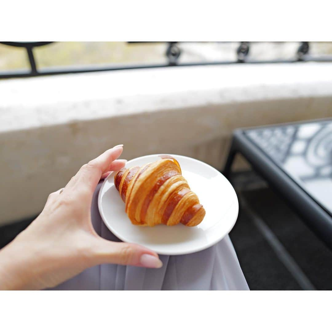 石井美保さんのインスタグラム写真 - (石井美保Instagram)「日本ではほとんど食べないクロワッサン🥐を Parisにくると毎朝バターたっぷりつけて頂きます。 小麦粉もバターも、そして空気がそもそも違うから、クロワッサンがこんなにも美味しく感じる。 朝ご飯はクロワッサンとオムレツとヨーグルトの繰り返し。 1回だけ和朝食頂きました😅#mihoishii_paris」11月20日 17時24分 - miho_ishii