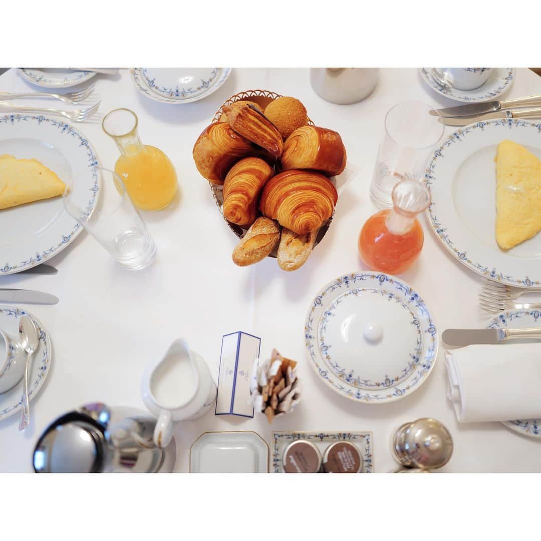 石井美保さんのインスタグラム写真 - (石井美保Instagram)「日本ではほとんど食べないクロワッサン🥐を Parisにくると毎朝バターたっぷりつけて頂きます。 小麦粉もバターも、そして空気がそもそも違うから、クロワッサンがこんなにも美味しく感じる。 朝ご飯はクロワッサンとオムレツとヨーグルトの繰り返し。 1回だけ和朝食頂きました😅#mihoishii_paris」11月20日 17時24分 - miho_ishii