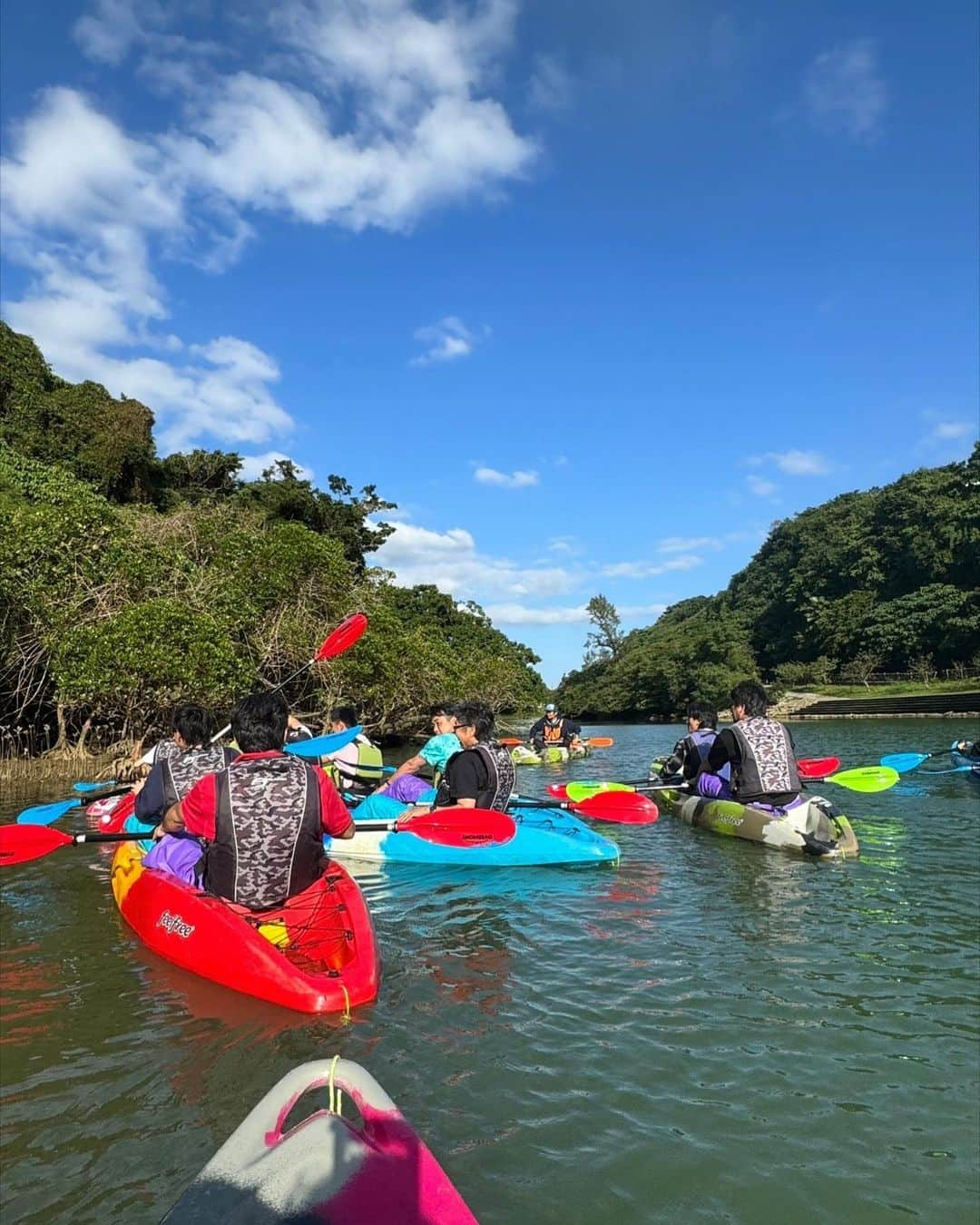 アーキ ホームライフさんのインスタグラム写真 - (アーキ ホームライフInstagram)「こんにちは！  先週、社員旅行で沖縄にいってきました！  沖縄はまだ半袖で過ごせるほど暖かく日光がジリジリしていました☀️  カヤック乗ったりグラスボートで海の中をのぞいたり満喫して参りました。👀  もう今年も終わりでどんどん寒くなってきますが体調に気をつけて今年を締めくくりましょう🇯🇵  皆様のいいね❤️コメント💭が励みになります☺️ インスタの仕様変更に伴い、フォローしていただいていても届きにくい可能性があるようです😢 通知設定をしていただけると嬉しいです🔔  こちらのお家はアーキホームライフのお施主様邸の施工写真です🌟 その他の施工写真は、 @archihome_official のからご覧いただけます🏠 ＿＿＿＿＿＿＿＿＿＿＿＿＿＿＿ " #世界一あなたらしい住まいを " 「すべての人に最高の住まいを届けたい」 デザイン、品質、価格、どれも妥協しない家づくりを追求しています。 アーキホームは大阪・京都・兵庫・滋賀・奈良・和歌山（一部）・福井（一部）で家づくりをしている会社です🏘 ＿＿＿＿＿＿＿＿＿＿＿＿＿＿＿ ☆グッドデザイン賞2020 ☆ハウスオブザイヤーインエナジー2022特別優秀賞 ☆SUUMO関西工務店ランキング1位 ＿＿＿＿＿＿＿＿＿＿＿＿＿＿＿ . #木 #木材 #オーク #ブラックウォールナット #新築 #注文住宅　 #家づくり #新築一戸建て #新居 #自由設計 #空間デザイン #戸建て　 #おしゃれな家 #施工事例 #ホームライフ #アーキホーム #統一感 #空間デザイン #パッシブデザイン #関西ナンバーワンの住宅メーカー #100年の暮らしを考える」11月20日 17時17分 - archihomelife_after