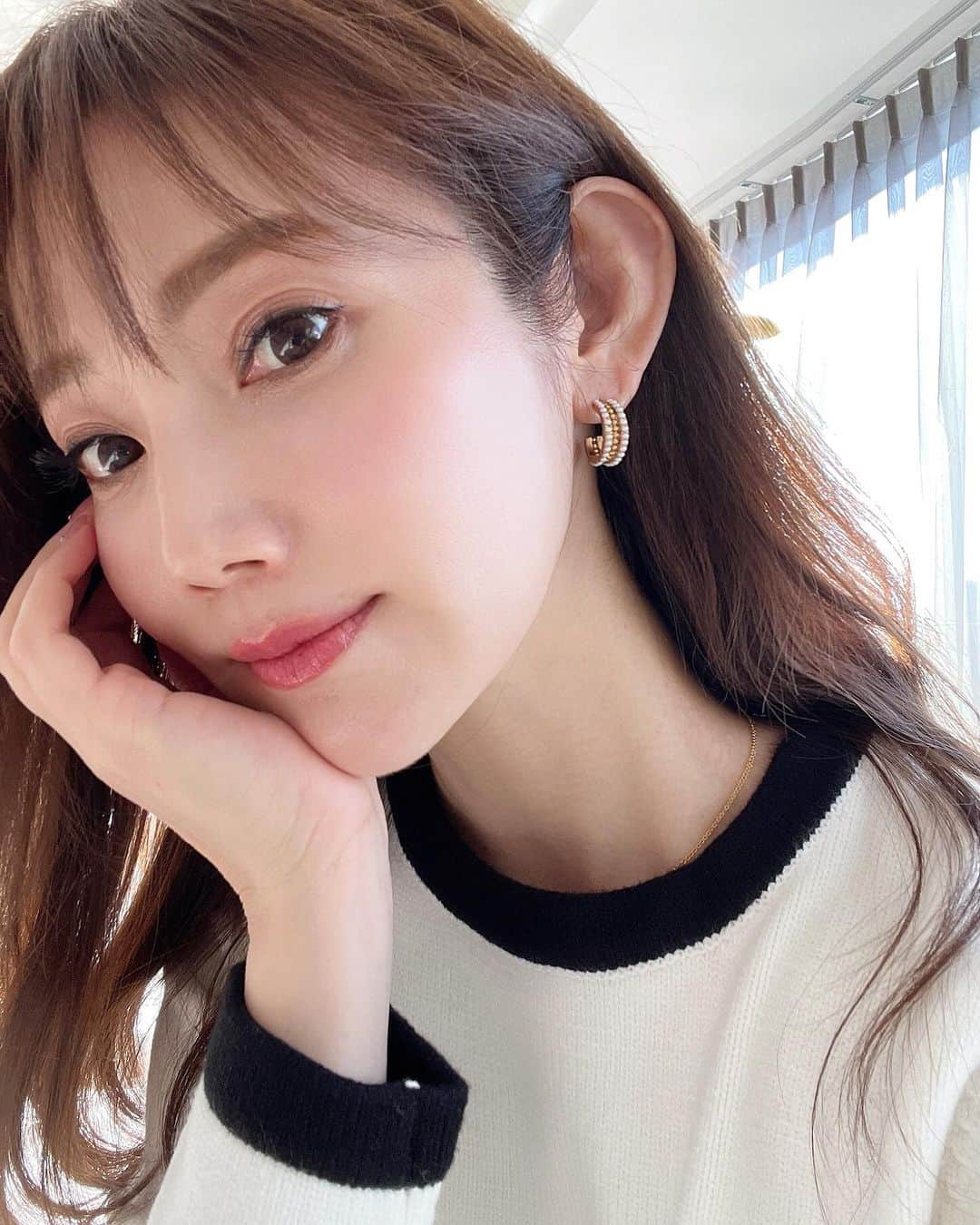 吉田美紀さんのインスタグラム写真 - (吉田美紀Instagram)「・ ・ “お肌何かした？”と続けて聞かれた週末。  季節の変わり目で少し揺らいだお肌でしたが 一気に調子がよくなりました。  @tokyo_hills_clinic  では、変わらず ◯ピーリング ◯美肌トリートメント を定期的に。  それに加えて、月1ペースで エクソソーム点滴を打ち始めてから お肌に加え、身体の調子までよくて 一番実感している効果というと  ◯傷の治りやすさ ◯疲れがたまらない ◯よく眠れるようになった  とくに、睡眠に関しては、 わたしはかなり睡眠に体調が左右されるタイプだから これは、ほんっっとうに嬉しい効果✨  睡眠の質向上が お肌のコンディションの良さにも 繋がっているのかもしれないな♡♡  40代後半に入ったので 美容にはもちろん、 とにかく元気に“ハツラツと”送りたい！  自分でできる運動や食生活はしっかりと、、 そして美容と健康のメンテナンスは @tokyo_hills_clinic に頼っていきます💪  #beauty #tokyohillsclinic #puppilyhillstokyo #skincare #mesm #美容 #肌ケア #美容クリニック #東京ヒルズクリニック #美肌ケア #ピーリング #美肌トリートメント #リフトアップ #トーニング #トーニングレーザー#ハイドラフェイシャル #美肌 #メタルピール #フェイスアップメタル#にきび #にきびケア #にきび治療 #にきびセット#ダーマペン #ダーマペン4#アンチエイジング #エイジングケア #医療脱毛 #5gリフト」11月20日 17時17分 - miki__yoshida