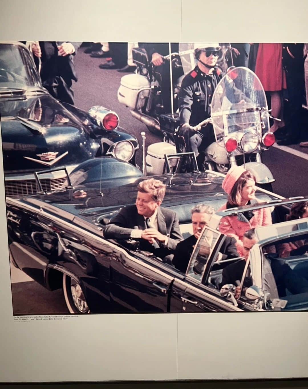 佐渡裕さんのインスタグラム写真 - (佐渡裕Instagram)「ダラス編Part 2  11月22日はケネディ大統領暗殺からちょうど60年になります。実行犯オズワルドが発砲した6階のフロアは現在「シックスフロア博物館」になっていて、当時の生々しくさまざまな資料が陳列されています。映像には目を覆いたくなるような狙撃の瞬間もあり、今もこの日の惨劇がどれだけ世界に悲しみと衝撃を与えたかを教えてくれます。 日本では悲しいことは、あまり残さないことが多いように思いますが、こうしてしっかりと後世にも伝えることは大事なことだと思いました。 最後の写真はおまけ😆  November 22 marks exactly 60 years since the assassination of President Kennedy. The sixth floor, where Oswald fired the shots, is now called @sixthflrmuseum, displaying various graphic documents. The video includes moments of the shooting of JFK that make you want to cover your eyes, and they still tell us how much sadness and shock the world felt at the tragedy of that day. In Japan, I think tragic things are often not well documented. But I think it’s important to convey them to future generations in this way. The last photo is a bonus 😆  #ダラス#Dallas#JohnFKennedy#JFK#ケネディ大統領#SixthFloorMuseum#シックスフロア博物館 #佐渡裕#YutakaSado @yutakasado_official」11月20日 17時19分 - yutakasado_official
