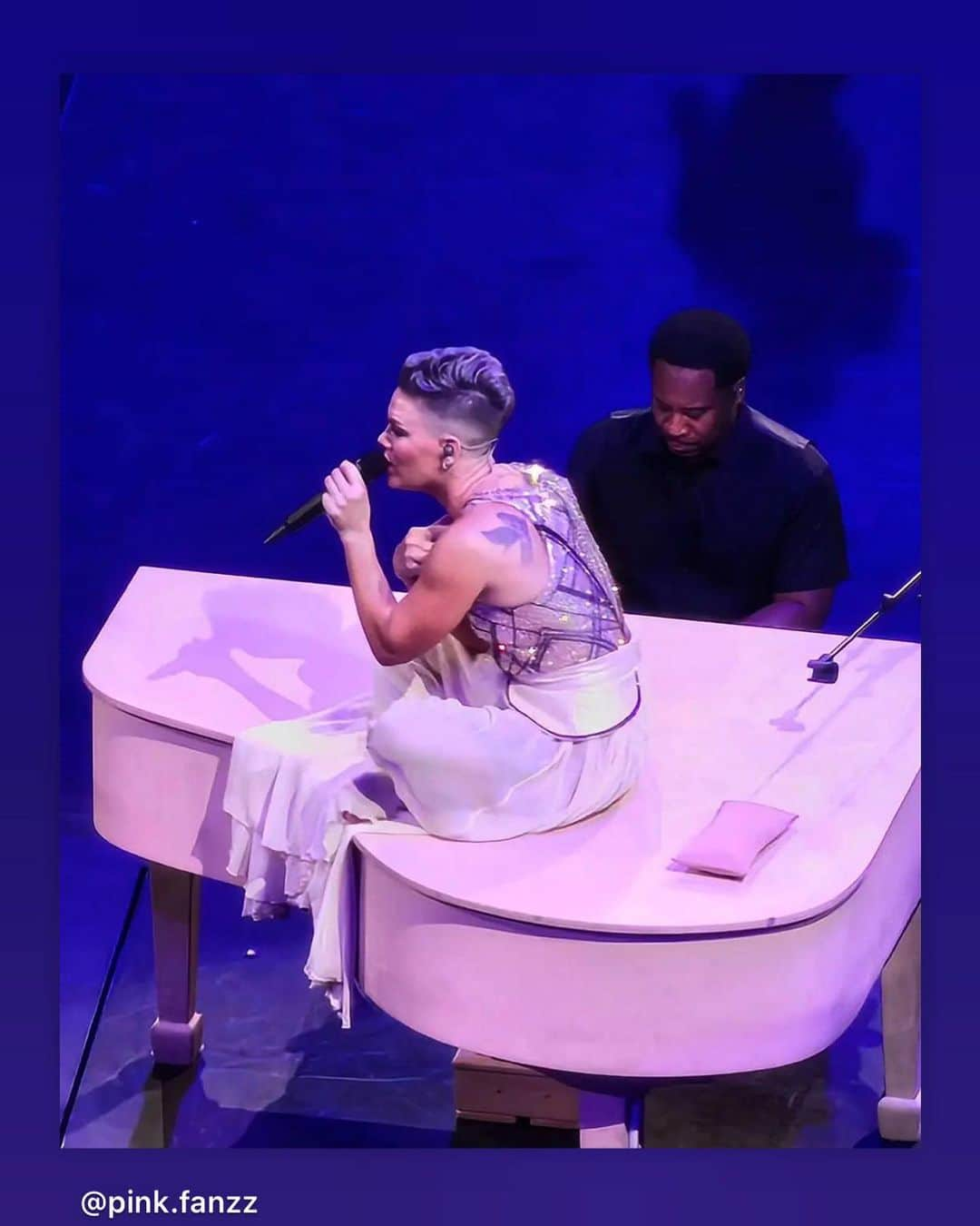 P!nk（ピンク）のインスタグラム：「Appreciation post: to all of you that choose to spend your nights with us. Years and years and tours and tours. You, the beautiful, diverse, inclusive, smiling humans that I love, you make all of this possible. I can never put into words how GRATEFUL we all are to do this, to have these moments with you. To grow up together. To laugh, cry, feel, alchemize, build bridges, connect, celebrate and let go. Thank you for participating in this love. You have my heart. What a year it’s been. Never forget we’re all more alike than we are different. Never forget that we can choose love. Thank you times a billion and I wish everyone peace in your hearts and peace in the world. See ya soon. ❤️」