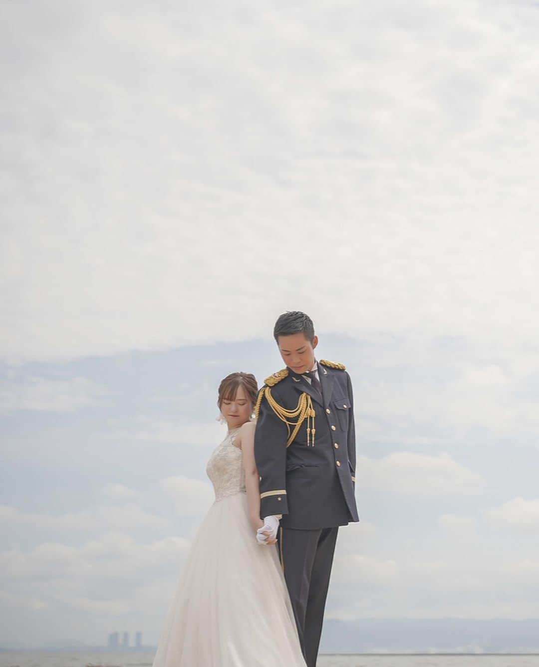 ラヴィ•ファクトリーさんのインスタグラム写真 - (ラヴィ•ファクトリーInstagram)「【写真で叶える結婚式】 . こちらのお写真は @s.s_1209_wedding さんから リグラムさせていただきました✨  雄大な海を臨むロケーションで おふたりらしいフォトウェディングを叶えて*  見つめ合うおふたりの表情が柔らかく 幸せであることが見ている方にまで伝わってきます。 . —————— @laviefactory をフォローして #laviefactory #ラヴィファクトリー のハッシュタグをつけて お写真を投稿してみてくださいね* . こちらの公式IG（@laviefactory） で取り上げさせていただきます✨ . 思わず笑顔になれるハートのある 「家族写真」はラヴィクルール* >>>@laviecouleur_official . #wedding #weddingphotography #photo #ハートのある写真 #instawedding #結婚写真 #ウェディング #ウェディングフォト #撮影指示書 #ロケーションフォト #前撮り #写真好きな人と繋がりたい #フォトウェディング #卒花 #後撮り #ウェディングニュース #前撮り小物 #前撮りフォト #前撮りアイテム #ウェディング撮影 #撮影構図 #前撮りアイディア #撮影指示書 #花嫁コーディネート #花嫁コーデ #洋装ロケフォト #ウェディングドレス #ブーケ」11月20日 17時20分 - laviefactory