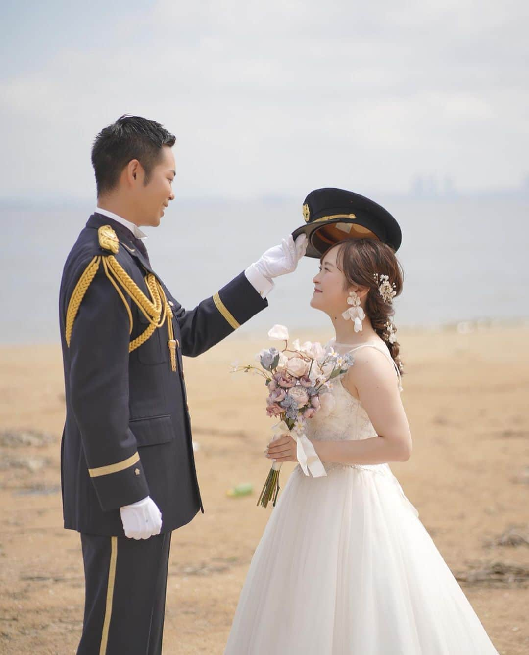 ラヴィ•ファクトリーのインスタグラム：「【写真で叶える結婚式】 . こちらのお写真は @s.s_1209_wedding さんから リグラムさせていただきました✨  雄大な海を臨むロケーションで おふたりらしいフォトウェディングを叶えて*  見つめ合うおふたりの表情が柔らかく 幸せであることが見ている方にまで伝わってきます。 . —————— @laviefactory をフォローして #laviefactory #ラヴィファクトリー のハッシュタグをつけて お写真を投稿してみてくださいね* . こちらの公式IG（@laviefactory） で取り上げさせていただきます✨ . 思わず笑顔になれるハートのある 「家族写真」はラヴィクルール* >>>@laviecouleur_official . #wedding #weddingphotography #photo #ハートのある写真 #instawedding #結婚写真 #ウェディング #ウェディングフォト #撮影指示書 #ロケーションフォト #前撮り #写真好きな人と繋がりたい #フォトウェディング #卒花 #後撮り #ウェディングニュース #前撮り小物 #前撮りフォト #前撮りアイテム #ウェディング撮影 #撮影構図 #前撮りアイディア #撮影指示書 #花嫁コーディネート #花嫁コーデ #洋装ロケフォト #ウェディングドレス #ブーケ」