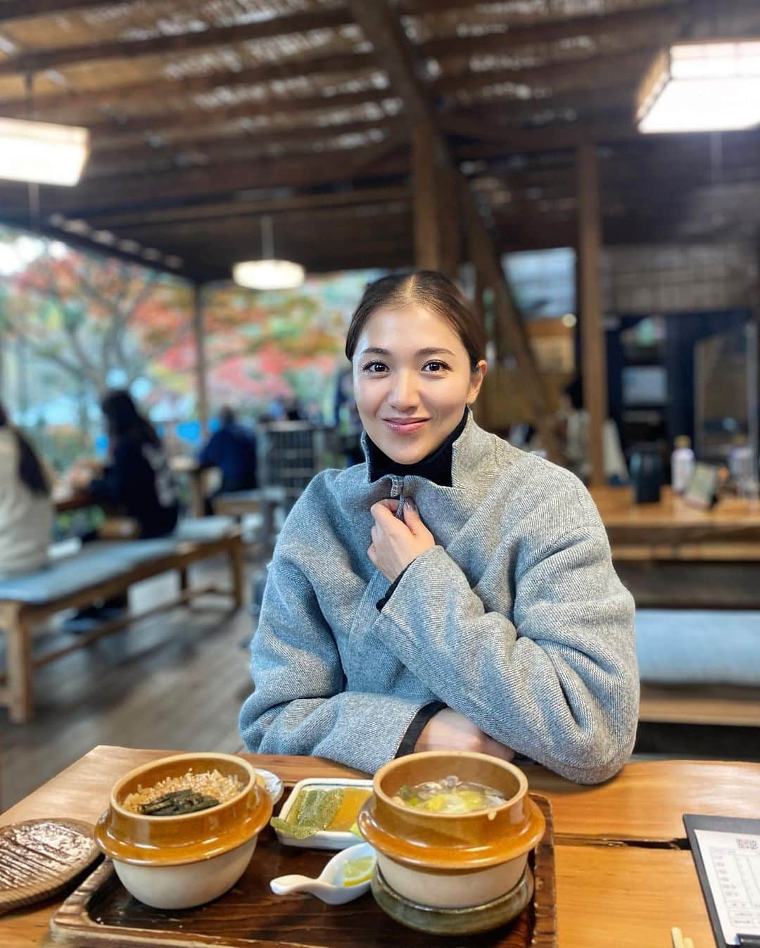 上原歩のインスタグラム：「* こんなに人気店とはつゆしらず。 なんだかんだと食事で2時間待ったのは後にも先にも初かもしれません。  テーブルに運ばれてきた時の感動たるや👏  お店は古民家を改装 とても素敵な趣きです。  若い方もカップルも老若男女たくさん並んでいて本当に人気のお店。  私は山菜おこわを。山菜大好きなんです。餅米も最近すきで、とっても美味しかったのですが、セットでついてくる水炊きが劇的においしくてペロッと食べてしまいました。 目の前でとれるであろう🐟もとっても美味しかったです。  並ぶのは必須。14時頃には山で影って寒くなるので防寒も必須です。  いつも美味しいお店探してくれてありがとう。美味しかった〜。自然の恵に感謝のご飯です🙏  ・ ______________________________________________  #love #life #loveislove #thankyou  #yamyam #mountain #river #natural #おこわ #山菜 #釜飯 #山の幸 #川の幸 #自然の恵」