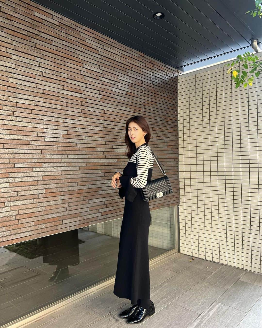 井上麻衣さんのインスタグラム写真 - (井上麻衣Instagram)「モノトーンコーデがすき💓  そして、、長身向けのサイズがある @akte_official が大好きすぎる🥺 ニットもワンピもここのもの✨  ワンピはずれ落ちないように工夫されてるから安心なのです🙌  . . . . #akte#アクテ#ootd#fashion #ママコーデ#公園コーデ#4児のママ#4児の母 #30代コーデ#30代ファッション#長身コーデ」11月20日 17時34分 - mai_inoue