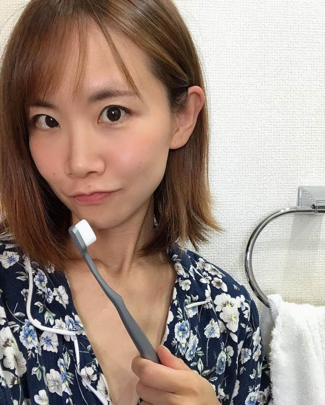 葵さんのインスタグラム写真 - (葵Instagram)「こちらの歯ブラシ、ぜひみなさまにも 使ってもらいたい！！  湘南メディカルパートナー様 @dr_ts_shop  痛みを与えないスーパーソフト歯ブラシです！！  約20000本の柔らかい毛を植毛、 磨き心地にこだわった末にたどり着いた、絹で拭い去ったような柔らかな優しい磨き心地です。  介護分野や歯茎の状態が良くない方に痛みを与えず歯ブラシができます。 大事なペットの口腔内のケアにもおすすめです。  フワフワな毛先が歯茎のスキマまでしっかり入り込み、歯茎自体を傷めず歯の汚れをもかきだす！ #PR #湘南メディカルパートナー#Dr T's #歯ブラシ #口腔ケア #口臭#磨きやすい#簡単＃長持ち#虫歯#歯周病」11月20日 17時27分 - dolphin_coconut