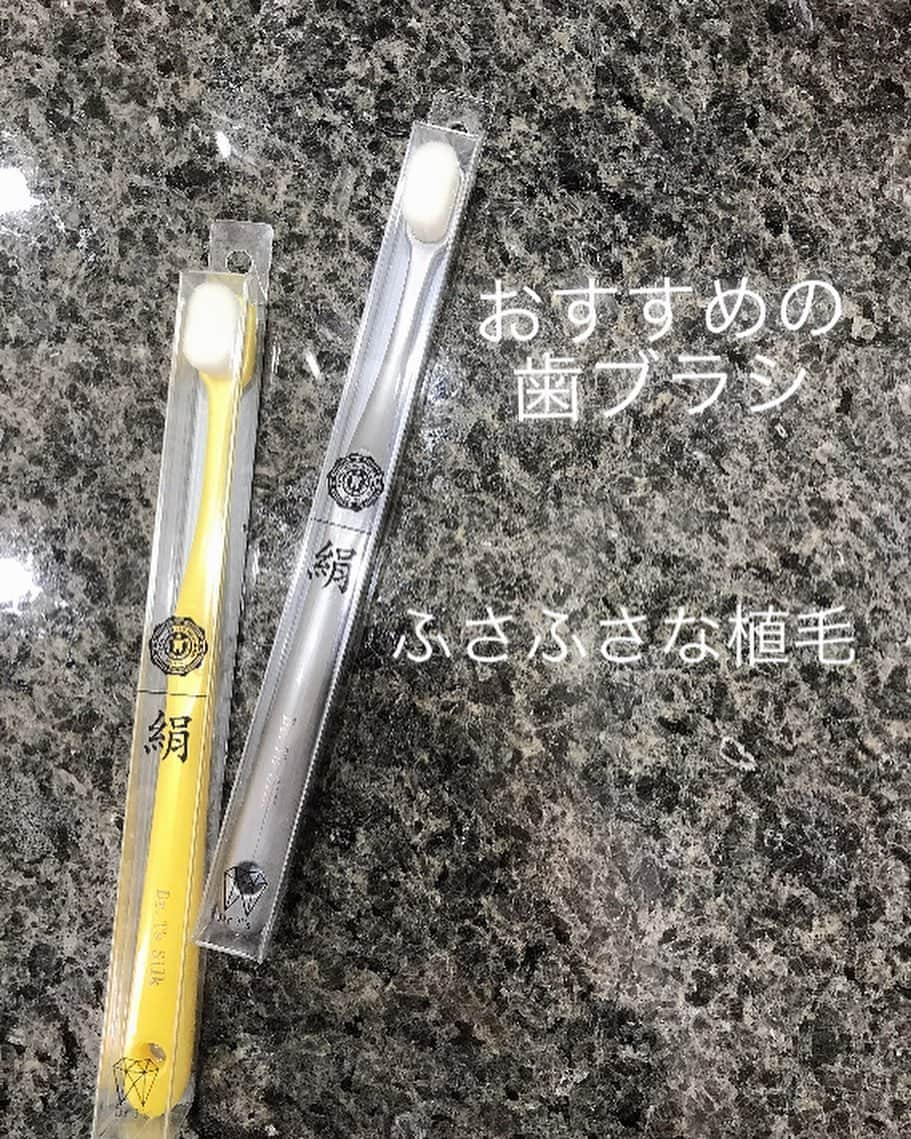 葵さんのインスタグラム写真 - (葵Instagram)「こちらの歯ブラシ、ぜひみなさまにも 使ってもらいたい！！  湘南メディカルパートナー様 @dr_ts_shop  痛みを与えないスーパーソフト歯ブラシです！！  約20000本の柔らかい毛を植毛、 磨き心地にこだわった末にたどり着いた、絹で拭い去ったような柔らかな優しい磨き心地です。  介護分野や歯茎の状態が良くない方に痛みを与えず歯ブラシができます。 大事なペットの口腔内のケアにもおすすめです。  フワフワな毛先が歯茎のスキマまでしっかり入り込み、歯茎自体を傷めず歯の汚れをもかきだす！ #PR #湘南メディカルパートナー#Dr T's #歯ブラシ #口腔ケア #口臭#磨きやすい#簡単＃長持ち#虫歯#歯周病」11月20日 17時27分 - dolphin_coconut