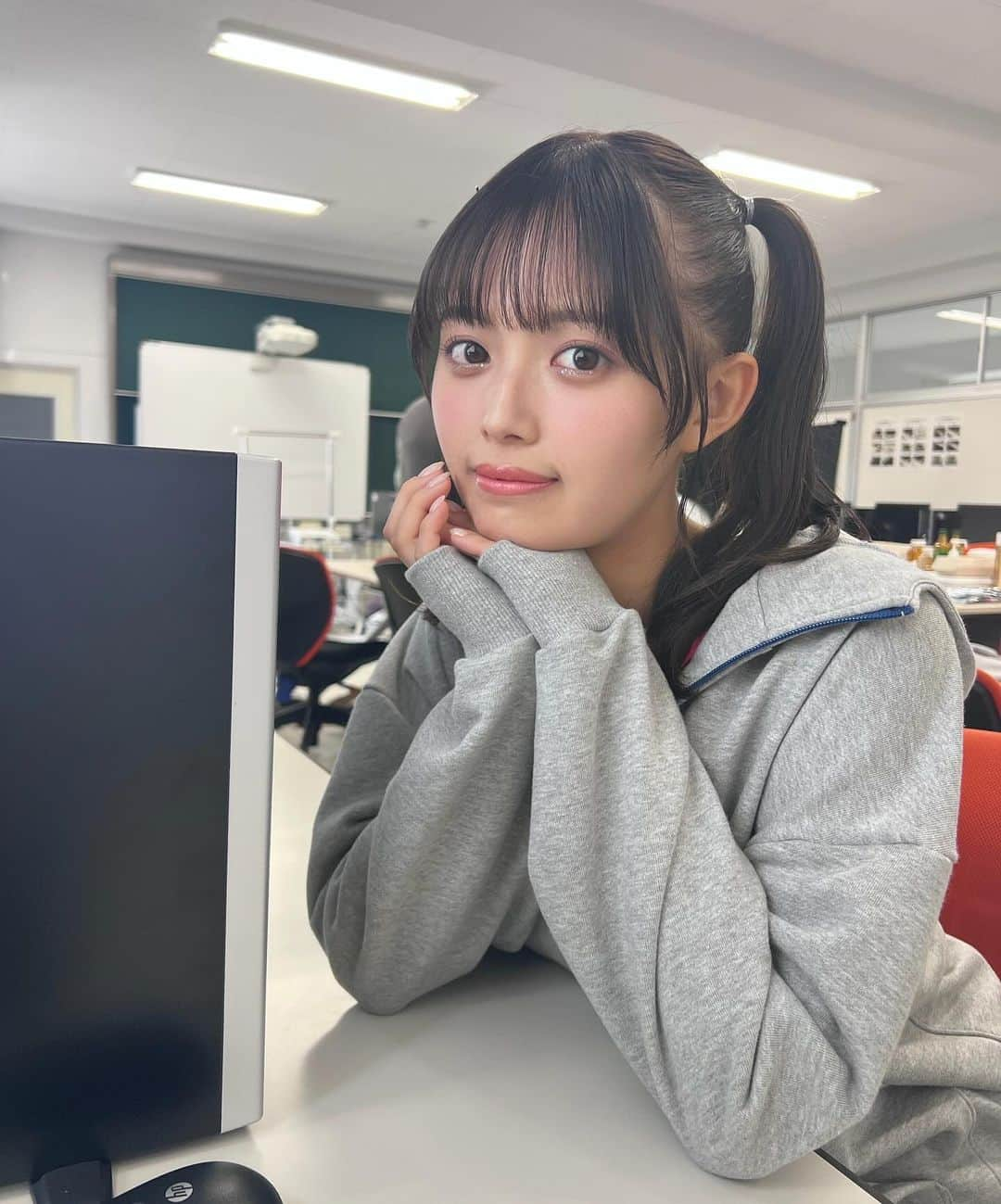 森日菜美さんのインスタグラム写真 - (森日菜美Instagram)「本日20時〜 フジテレビ「呼び出し先生タナカ」です💭🕯️ みんなで学園祭にお邪魔したよ 高校生の元気さとパワーすんばらしかった！ 青春だねぇ。スタジオにも居るよ〜〜 是非みてね☺︎ #あいどるだぁ」11月20日 17時29分 - hinami_mori