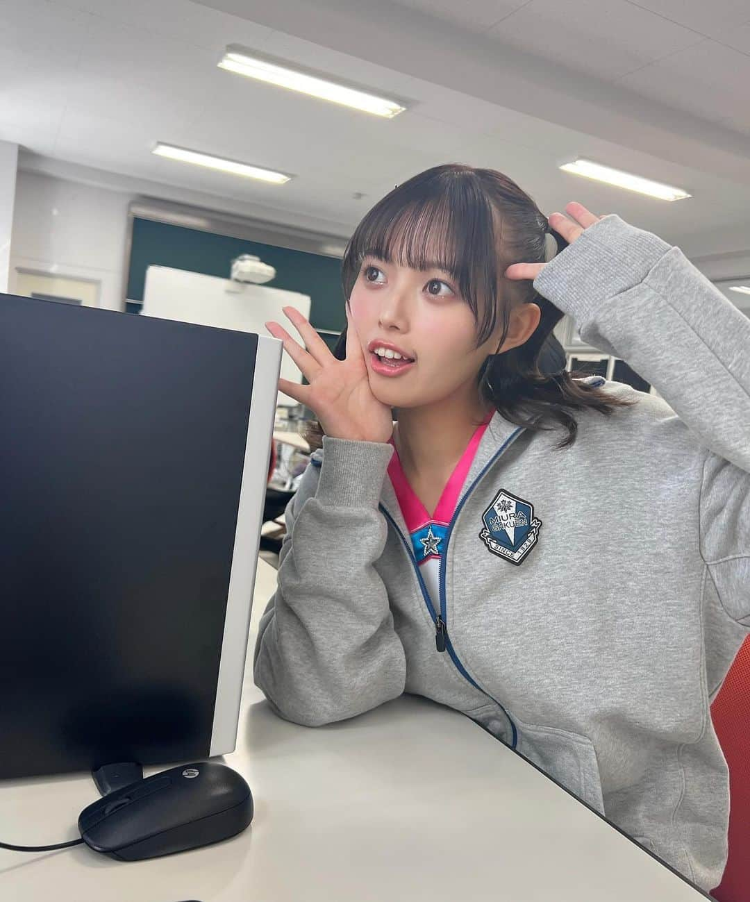 森日菜美さんのインスタグラム写真 - (森日菜美Instagram)「本日20時〜 フジテレビ「呼び出し先生タナカ」です💭🕯️ みんなで学園祭にお邪魔したよ 高校生の元気さとパワーすんばらしかった！ 青春だねぇ。スタジオにも居るよ〜〜 是非みてね☺︎ #あいどるだぁ」11月20日 17時29分 - hinami_mori