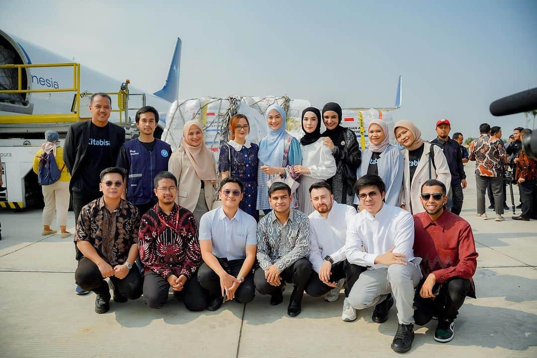 Shireen Sungkarさんのインスタグラム写真 - (Shireen SungkarInstagram)「Pengiriman bantuan tahap kedua dari 🇮🇩 untuk falestine  Hari ini  bersama pak @jokowi semoga Allah rahmati beliau   Bismillah semoga Allah lancarkan 🥹  Terimakasi semua orang baik semoga Allah taala balas segala kebaikannya 🤍 Dan Allah permudah ikhtiyar kita semua   Btw ini termasuk juga donasi kalian ke @kitabisacom X @sungkarsfamily ,bisa klik link di bio aku ya」11月20日 17時29分 - shireensungkar