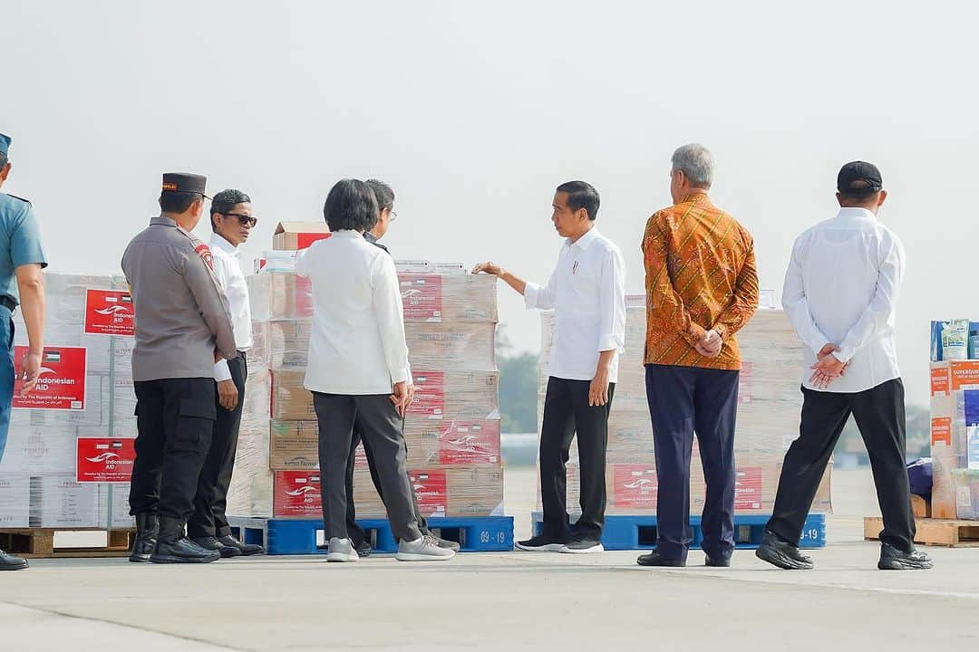 Shireen Sungkarさんのインスタグラム写真 - (Shireen SungkarInstagram)「Pengiriman bantuan tahap kedua dari 🇮🇩 untuk falestine  Hari ini  bersama pak @jokowi semoga Allah rahmati beliau   Bismillah semoga Allah lancarkan 🥹  Terimakasi semua orang baik semoga Allah taala balas segala kebaikannya 🤍 Dan Allah permudah ikhtiyar kita semua   Btw ini termasuk juga donasi kalian ke @kitabisacom X @sungkarsfamily ,bisa klik link di bio aku ya」11月20日 17時29分 - shireensungkar