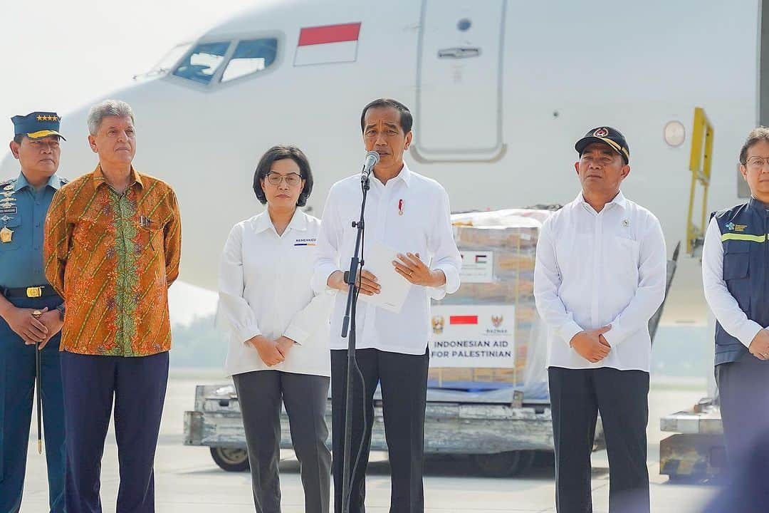 Shireen Sungkarのインスタグラム：「Pengiriman bantuan tahap kedua dari 🇮🇩 untuk falestine  Hari ini  bersama pak @jokowi semoga Allah rahmati beliau   Bismillah semoga Allah lancarkan 🥹  Terimakasi semua orang baik semoga Allah taala balas segala kebaikannya 🤍 Dan Allah permudah ikhtiyar kita semua   Btw ini termasuk juga donasi kalian ke @kitabisacom X @sungkarsfamily ,bisa klik link di bio aku ya」