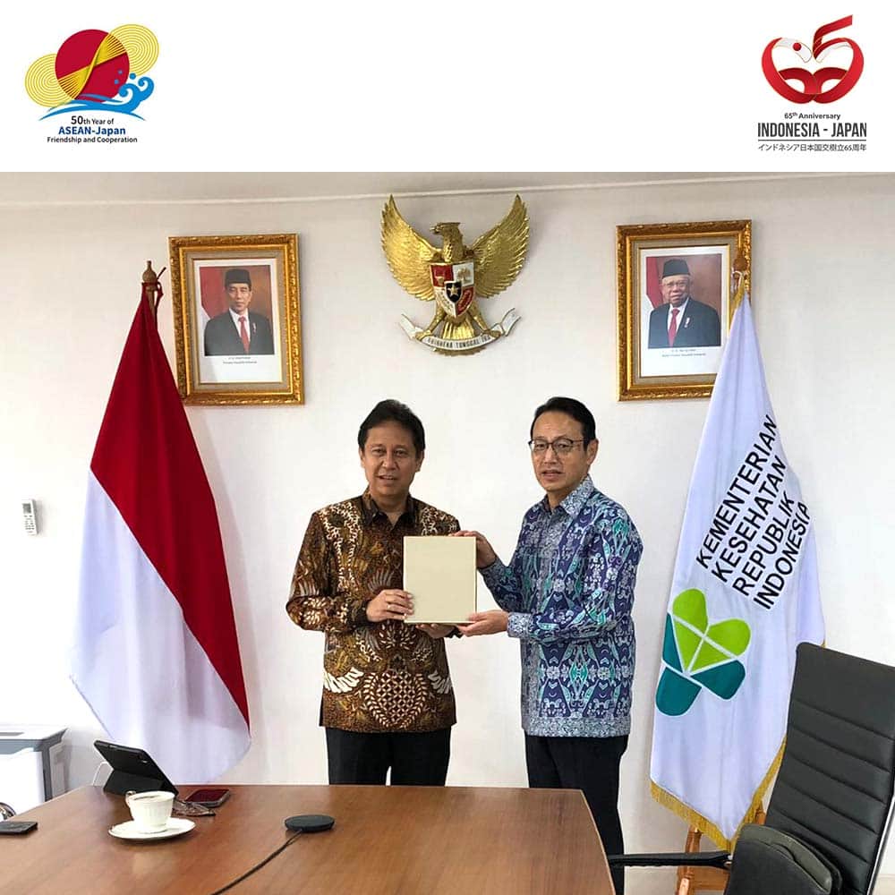 石井正文のインスタグラム：「Saya melakukan kunjugan kehormatan untuk berpamitan kepada Bapak Budi Gunadi Sadikin, Menteri Kesehatan RI. Kepada Saya beliau menyampaikan terima kasih atas kerja sama Jepang, di antaranya adalah pemberian vaksin untuk menanggulangi pandemi Covid-19.🤗 Saya berharap kerja sama Jepang dan Indonesia di bidang kesehatan akan berkembang lebih lanjut!🤝  ブディ保健大臣に離任表敬を行いました。新型コロナウイルス感染症の収束に向けたワクチン供与をはじめとする日本の協力に対して、大臣から感謝の言葉をいただきました。🤗 日インドネシア保健協力のさらなる発展を願っています！🤝  #65indonesiajepang #65japanindonesia #50aseanjapan #jepang #dubesjepang #dubeskanasugi」