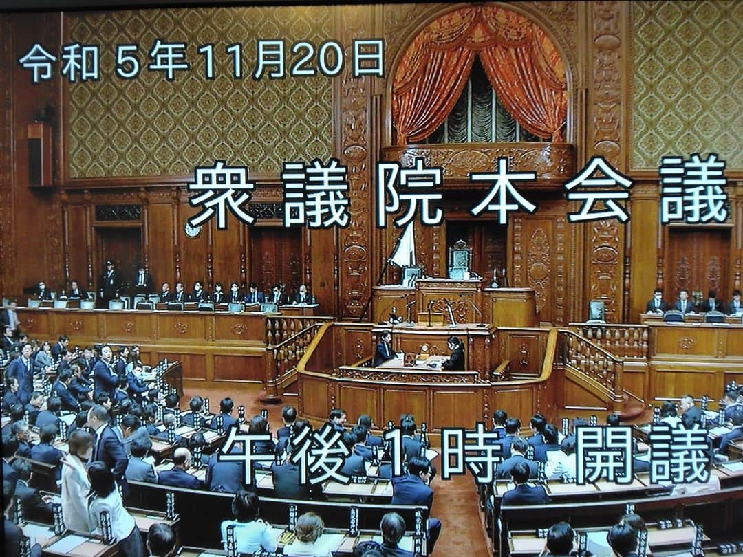 海江田万里のインスタグラム：「衆議院本会議が開かれ、冒頭「国立大学法人法改正案」他５本の法案と「CPTPPへの英国の加入議定書」が賛成多数で可決されました。 その後、閣議決定された「デフレ完全脱却のための総合経済対策」を受けた令和５年度補正予算について、鈴木財務大臣から財政演説が行われ、財政演説に対する各党からの質疑が行われました。 今回の補正予算は、物価高から国民生活を守り、地方・中堅・中小企業における所得向上・地方の成長を実現させることを主な目的とし、総額で約１３兆２０００億円が計上されました。 明日から、衆議院予算委員会で物価高対策、生活困窮者支援策、エネルギー価格高騰に対する事業者への補助金、所得税減税策など具体的な政策について、本格的な論戦が始まります。」