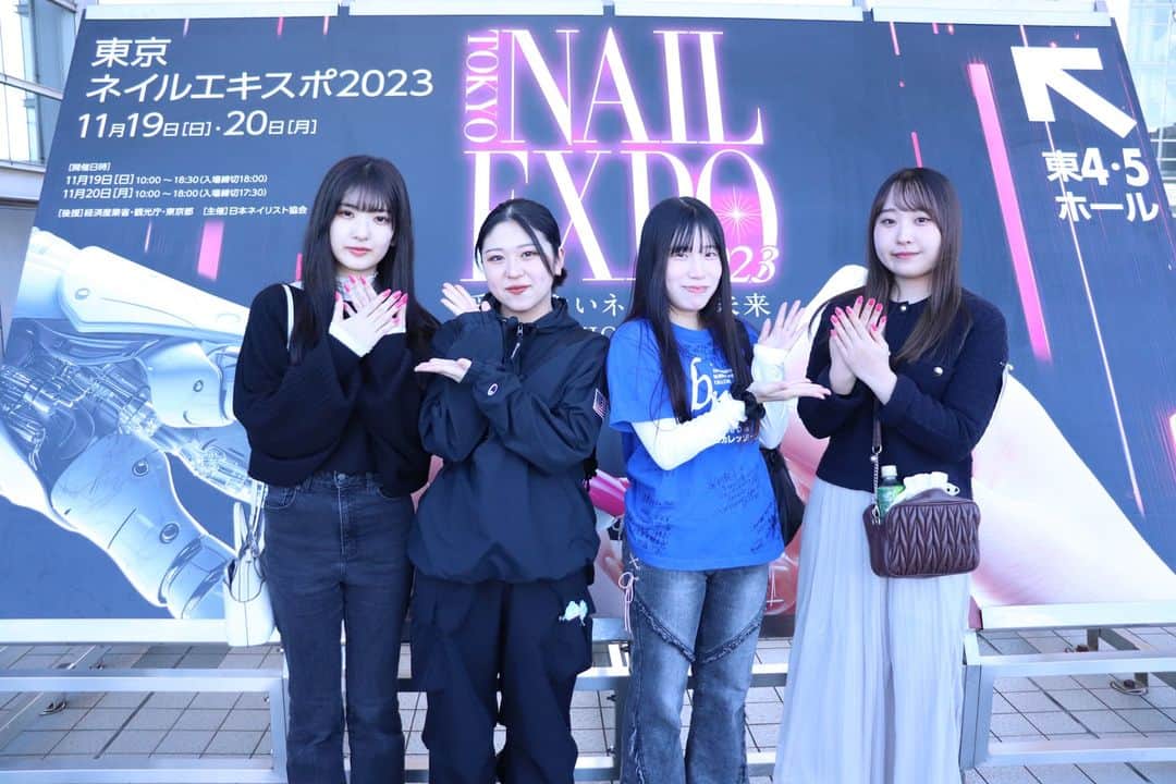 Bm Ngksdsさんのインスタグラム写真 - (Bm NgksdsInstagram)「【快挙！】全国ネイルコンテストで全国１位・チャンピオン🎊  世界最大級のネイルの祭典「TOKYO NAIL EXPO2023」で行われた 全日本ネイリスト選手権　ジュニア・スチューデント部門で ビューティプロデュース学科１年生が 【全国１位・チャンピオン】となる快挙を達成✨  ネイルケア部門 🥇全国１位・チャンピオン🥇 ビューティプロデュース学科１年生 佐藤さん（加茂農林高校出身）  【受賞者コメント】 　爪表面をどれだけキレイに見せられるかというところにこだわって施術をしました。 　カラーリングをする時、ムラなくキレイに塗るために、ハケを立てて塗るのではなくモデルさんの爪に沿わせて塗ることを意識して施術を行いました。技術面だけではなく、モデルさんに丁寧に施術することも意識しました。 　受賞して、クラスの子や家族など周りの人からたくさん「おめでとう！」と言ってもらえてすごく嬉しかったです。  美容学生だけでなく、ネイルスクール生が全国から集まる このハイレベルなコンテストで１年生のうちから、 全国トップの技術力を証明しました✨ おめでとうございます！  ＼ネイルを専門に学べる！／ ビューティプロデュース学科は、授業の80％がネイル・メイクの実習！ 美容師養成学科より10倍も学べる♡ だから、全国に通用する技術力も ネイリストに欠かせないトレンド感もしっかり身に付く！  ネイリストになるなら、BM！ . . . #BM #国際ビューティモード専門学校 #nail #nailexpo #コンテスト #キャンパスライフ #キレイな校舎 #美容学校 #美容専門学校 #美容学生 #美容師 #ヘアカット #デザインカラー #メンズカット #アイリスト #ヘアメイク #ビューティーアドバイザー #美容部員 #スキンケアアドバイザー #メイクアップアーティスト #メイク #ネイリスト #ネイル #エステティシャン #エステ #美容垢さんと繋がりたい」11月20日 17時36分 - bm.beautymode