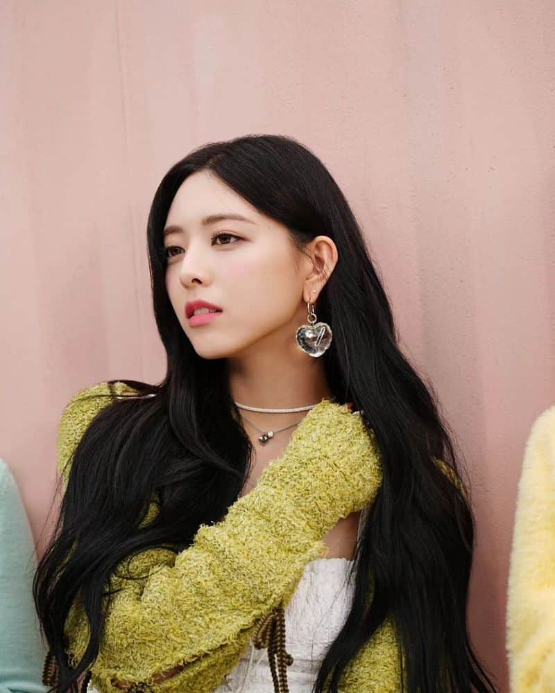 ユナのインスタグラム：「Lovely Yuna  #ITZY #있지 #YUNA #유나 #jyp #jype #kpopl4l #straykids #ShinRyujin #신류진 #HwangYeji #Ryujin #Lia #LeeChaeryeong#Chaeryeong #채령 #ShinYuna #kpop#idol #girlgroup#twice#straykids#aespa#blackpink #yeji #예지#류진 #aespa #nmixx #explore #explorepage #bts」