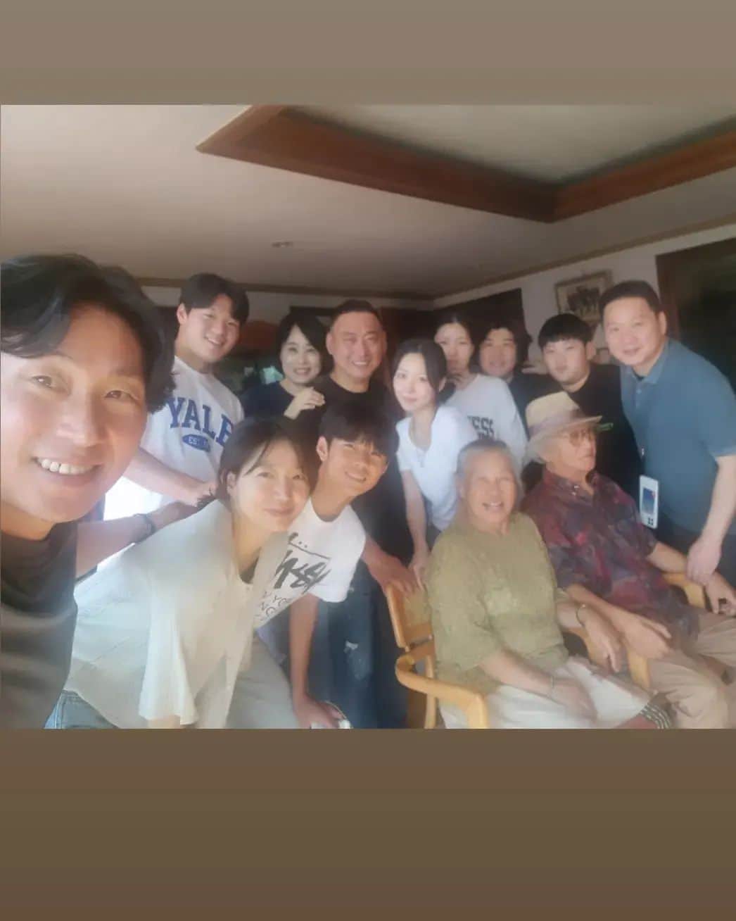 阿部美穂子のインスタグラム：「2023추석 기록✏️ 멀고멀었던 고향길 무려9시간👀 그만큼 가족들 만나는 순간은 더욱더 행복🧡 캐나다 에서 열심히 사는 조카지헌이하고는 설날때 볼수있길😊✨️ 秋夕の記録✍️ 民族の大移動の日 9時間かけて  270km先のあぱの実家へ👀 家族みんなで元気な姿で会えること 幸せってこれだね(*˘︶˘*).｡.:*♡ カナダで頑張るぢほんとは旧正月に会えるかな✨  #旧盆#秋夕#チュソク#추석#2023 🎑」