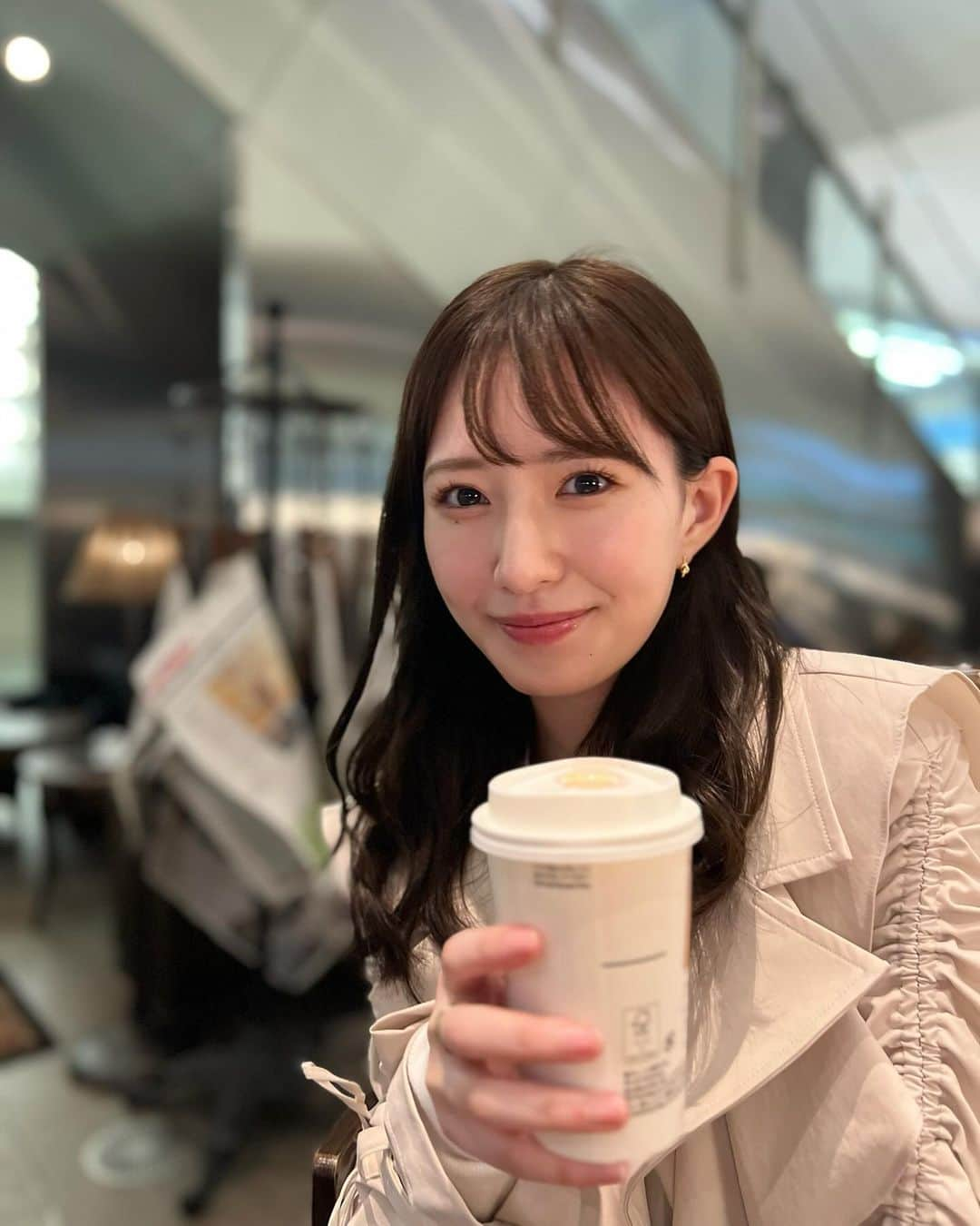 伊藤彩華のインスタグラム：「もうトレンチ着れないの悲しい、  #スターダスト #伊藤彩華 #スタバ #トレンチコート #ブルベ夏」