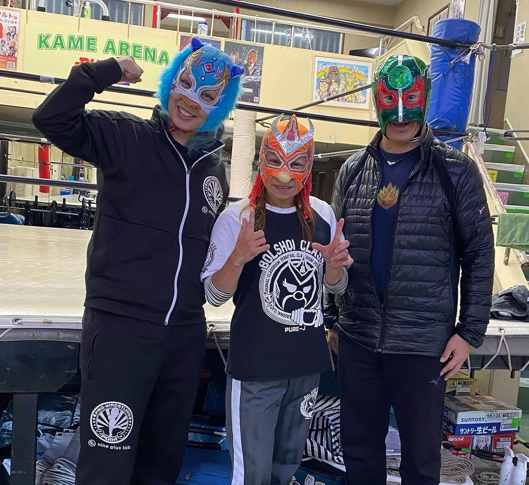のインスタグラム：「大阪からスペルデルフィン選手と2point5所属のフライング・ペンギン選手が亀アリーナを訪問してくれました‼️  2024年は大阪の大会にも益々、力を入れていきます‼️  と交流を深め合う事が出来ました😊  ご同行の方々、ありがとうございました✨✨✨  #PUREJ  #2point5  #女子プロレス」