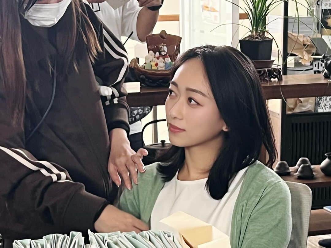 梨衣名のインスタグラム：「大约两个月我参加了中日合拍剧的拍摄🎬期待作品完成✅  日中合作ドラマ、約2ヶ月間の撮影でした。 今まで梨衣名は日本での活動がメインでしたが、これを機に中国での作品の参加も増えたら良いなって思えたよ😆🔥  全編中国語しか話さなかった作品は初めて！！ 感想としては、日本語の台詞の暗記に慣れてるから、ちょっとだけ大変だった🤣だから更に進化した。  またお知らせするぜ！  Filmed for a China-Japan co-production drama👍」