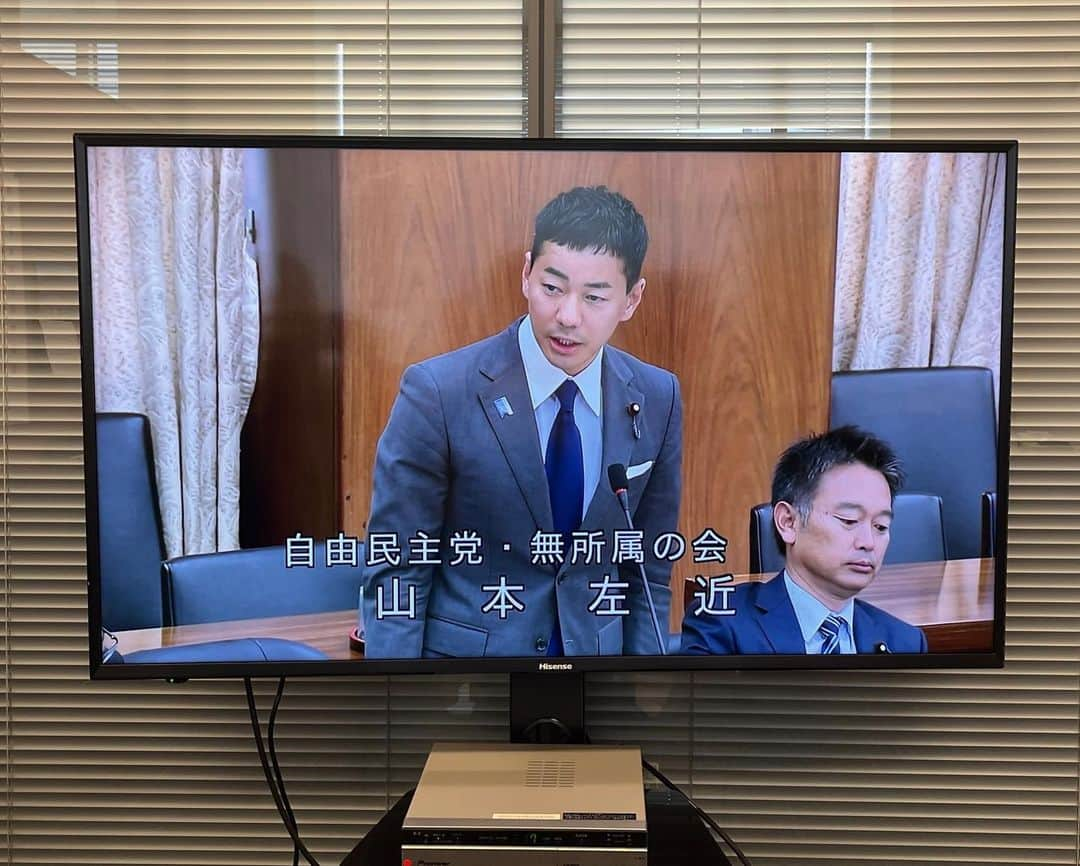 山本左近さんのインスタグラム写真 - (山本左近Instagram)「文部科学委員会にて 「国立大学法人法の一部を改正する法律案」の 法案審議で15分の質問に立ちました。  本法案は、 国立大学法人の教育研究体制の充実等を図る目的を持ち、 低下している日本の研究力の強化を目指したものです。  研究力は、分野を問わず公益にとって重要ですが、 特に「基礎研究」は重要です。  一方で基礎研究は、いつ、どこで、 どのように成果や結果が出るか分からないという 不確か性も合わせもつため、 その価値を実感しずらいという特徴もあります。  例えば、私の使っている携帯電話（iPhone）に FaceIDという3D顔認証機能がありますが、 この技術を発明されたのは、なんと1977年、 日本人の電子工学者、東工大名誉教授の伊賀健一先生です。  VCSEL（ヴィクセル）という垂直共振器型面発光レーザー（レーザーを横置きから、縦置きにしたもの)ですが、 この発明が40年以上経った今、世界中で使われ、 私たちが恩恵を受けている世の中になるわけです。  これは一例ですが、このように基礎研究は 重要性と不確か性を合わせもち、 社会を変革する可能性をもつものだからこそ、 大学における研究力の向上に向けて 量と質の両面で支援の充実が必要です。  自身のF1の経験、医療・福祉にかかわる経験からは 東京工業大学と東京医科歯科大学の統合、 「東京科学大学」について  益々、医工連携が進むことで、 困っている人たちが助かる社会、 救われる社会の実現に繋がるイノベーションが どんどん生まれてくることを大きく期待しています。  委員会において審議を重ねて、 採決に至り参議院に送れたこと 関係各位のご尽力に感謝申し上げます。  11/10（金）の文部科学委員会の様子は ↓ こちらからご覧いただけます。  https://www.shugiintv.go.jp/jp/index.php?ex=VL&deli_id=54760&media_type=  #文部科学委員会  #衆議院議員 #山本左近」11月20日 17時43分 - sakon_yamamoto