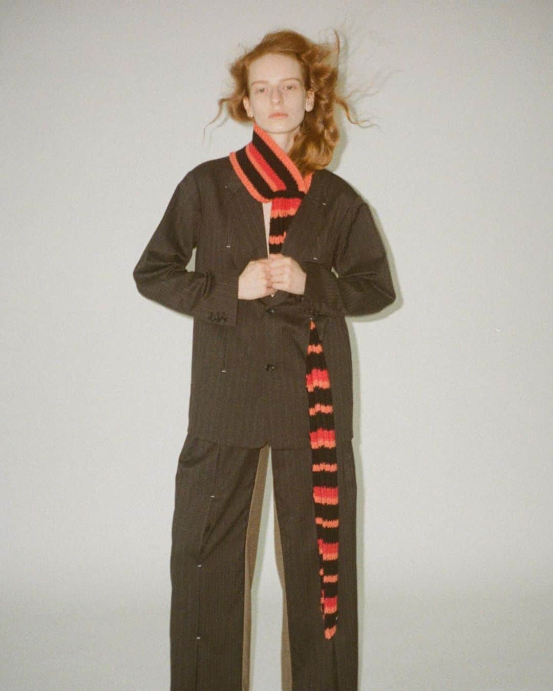 sodukのインスタグラム：「sara in #soduk - like a scarf / mix - slits jacket / gray - slit trousers / gray  #soduk23fw」