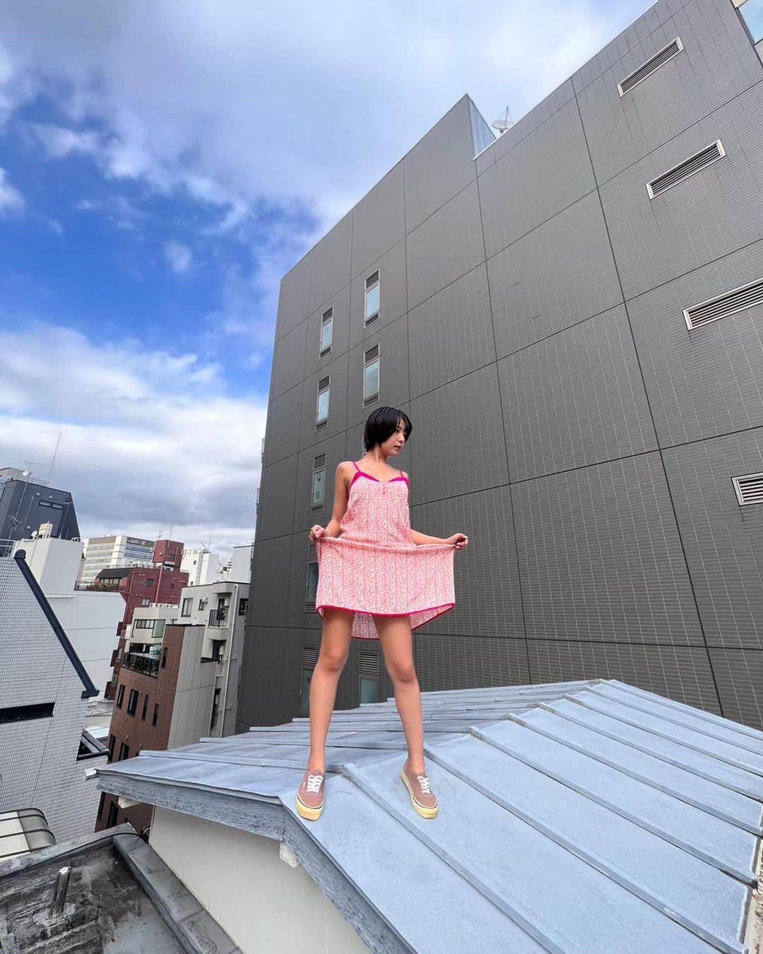 佐々木萌香のインスタグラム：「🪿… @yk_henshubu2019  ヤングキング表紙オフショット🗼  屋根の上にいます🪿 (ビビリな萌香は腰が引けそうでした)  .  #ヤングキング #佐々木萌香」