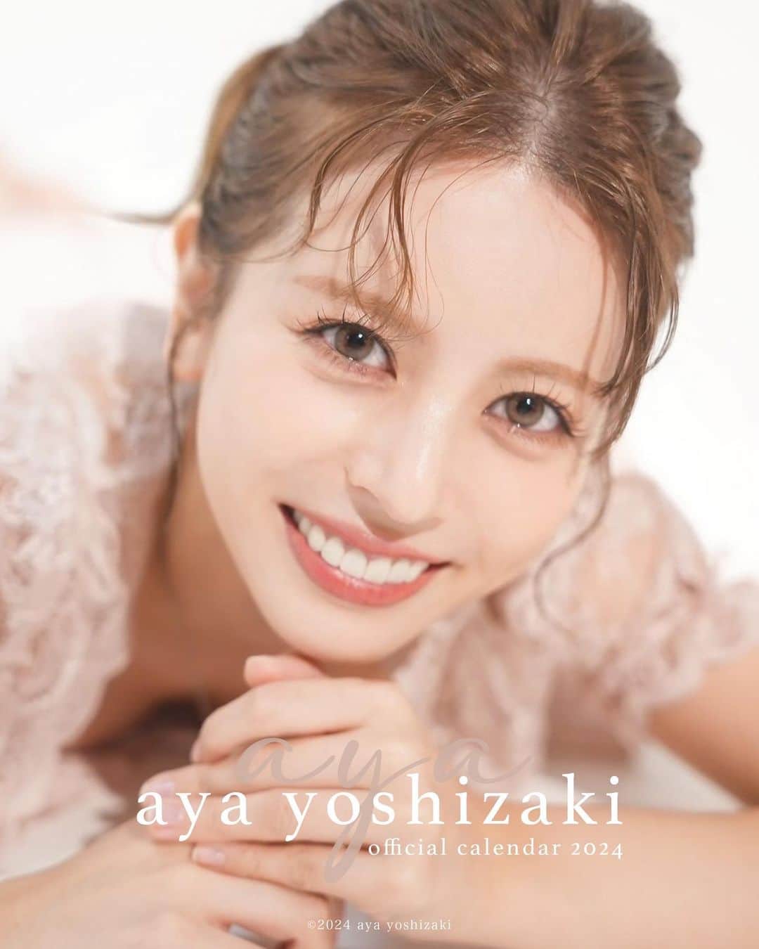 吉崎綾のインスタグラム：「「吉崎綾2024年カレンダー」発売することになりました✨  オンラインで購入される方はこちら https://yoshizakical.theshop.jp/ ※オンライン限定特典付です！ ストーリーに載せますー！  また、リアルイベントも開催決定 ⸜🙌🏻⸝‍ 開催日：12/17(日) イベントでもカレンダーを購入いただけます！ オンライン特典とは別の特典をご用意しているのでイベントにも遊びに来てねˎˊ˗」