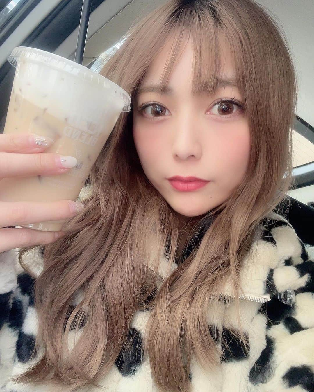 あいりのインスタグラム：「そろそろネイル変えなきゃ。。。💅 . やっとこたつを出しました🤤❤︎ 今年はヒーターもほしいぃぃぃ！！ . . #fashion #ootd #code  #ファッション #冬服 #冬コーデ #カフェラテ #ネイル #こたつ  #京都 #大阪 #東京 #グルメ女子  #関西インフルエンサー  #instalike #instagood #followme」