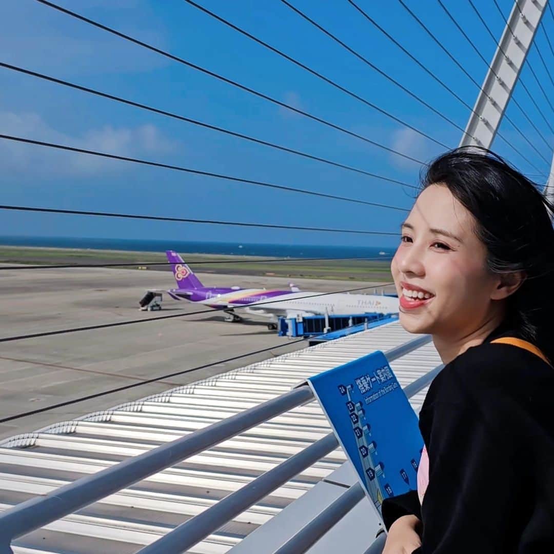 ビーム先生のインスタグラム：「หนึ่งในสามสนามบินที่บีมชอบที่สุดในญี่ปุ่นค่ะ🛩 私の大好きな日本の空港Top3の一つ🥰 Chubu Centrair International Airport จ.ไอจิ  สนามบินตอนกลางของประเทศญี่ปุ่น  🩷เหตุผลที่ชอบ🩷 1. มีเที่ยวบินตรงจากไทย ทำให้เราเที่ยวตอนกลางของญี่ปุ่นได้สะดวกมาก ไม่ว่าจะเป็น ไอจิ มิเอะ กิฟุ นากาโนะ ฟุคุอิ อิชิกาวะ  2. ร้านอาหารเยอะมากแม่จ๋า แล้วจัดเป็นโซนเดินง่านเว่อร์ ติดใจโอยะโคะด้งไก่นาโกยะโคจินร้าน torisanwa มาก ร้านนี้อร่อยที่สุด ไปทีไรกินทุกที แต่ไม่ได้กินมานานละไม่มีเวลา 555   3. มีออนเซ็น ถึงแม้จะไม่เคยเข้าเพราะไม่มีเวลา แต่เขามีจริง ๆ อยากจะลองเข้าให้ได้สักครั้ง  4. ที่ชมวิวสวยมาก ชอบมากกกกก เดินออกไปดูเครื่องบินใกล้ ๆ ได้ มีเก้าอี้นั่งเพลิน ๆ   ส่วนตัวเราคิดว่าที่นี่คอมแพคมาก ไม่ใหญ่มาก แต่มีครบทุกอย่าง สะดวก เดินทางก็ง่าย  ถ้าจะพาพ่อแม่ไปเที่ยวโซนนั้น ก็จะเลือกสนามบินนี้แหละ  #ญี่ปุ่นกับบีม #ญี่ปุ่น #เที่ยวญี่ปุ่น #Centrair #中部国際空港セントレア」