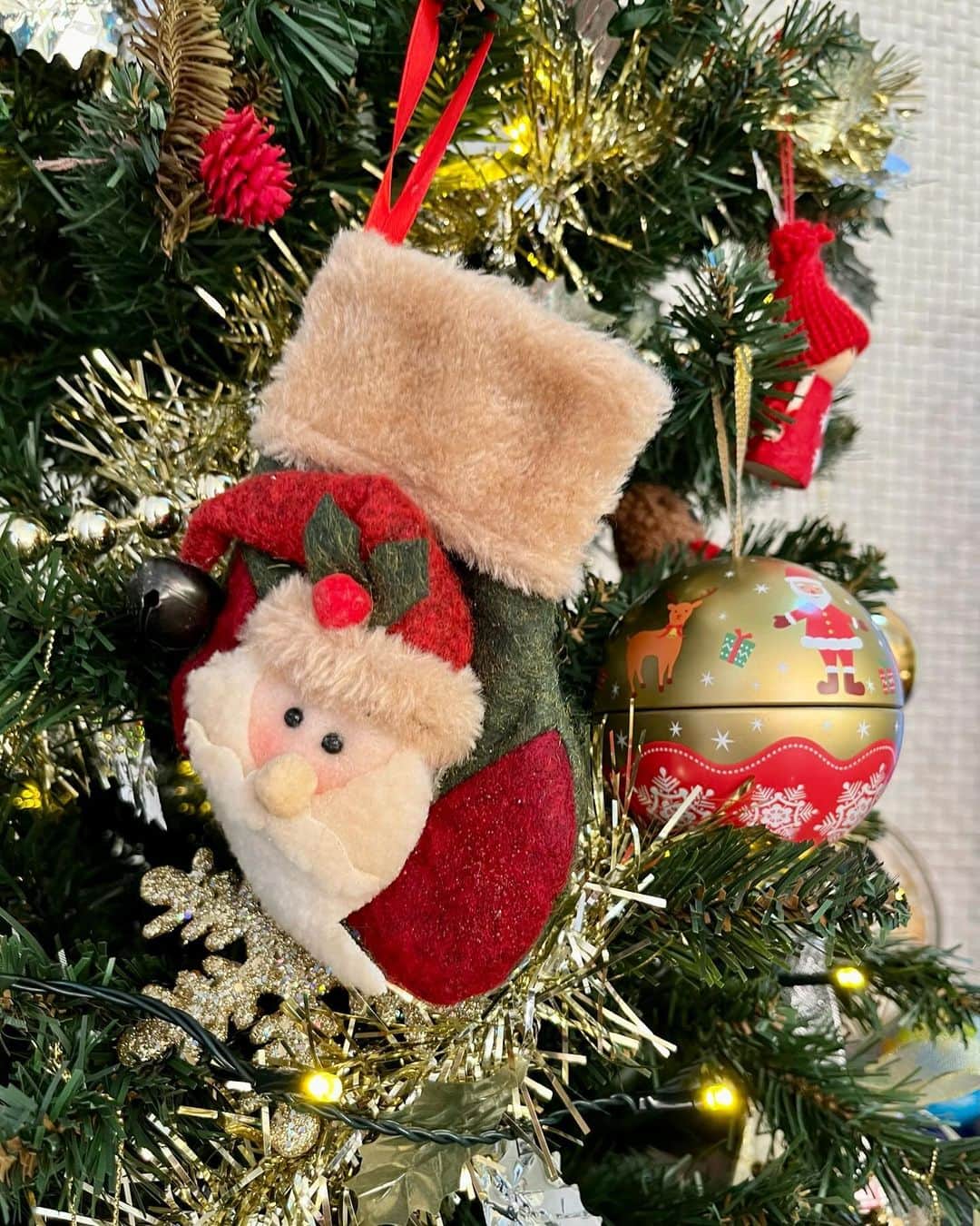 松村未央さんのインスタグラム写真 - (松村未央Instagram)「💚❤️ 街中のクリスマスムードに押され、 今年はちょっと早めに クリスマスツリーを出しました🎄  最後の一枚は玄関のトナカイさん🤎 こちらも毎年飾っています！！  一年の中で一番ワクワクするシーズン 可愛い飾りとともに楽しみます🎅✨  #クリスマスツリー #サンタさん #トナカイさん #クリスマスの飾り」11月20日 17時48分 - mio.matsumura_