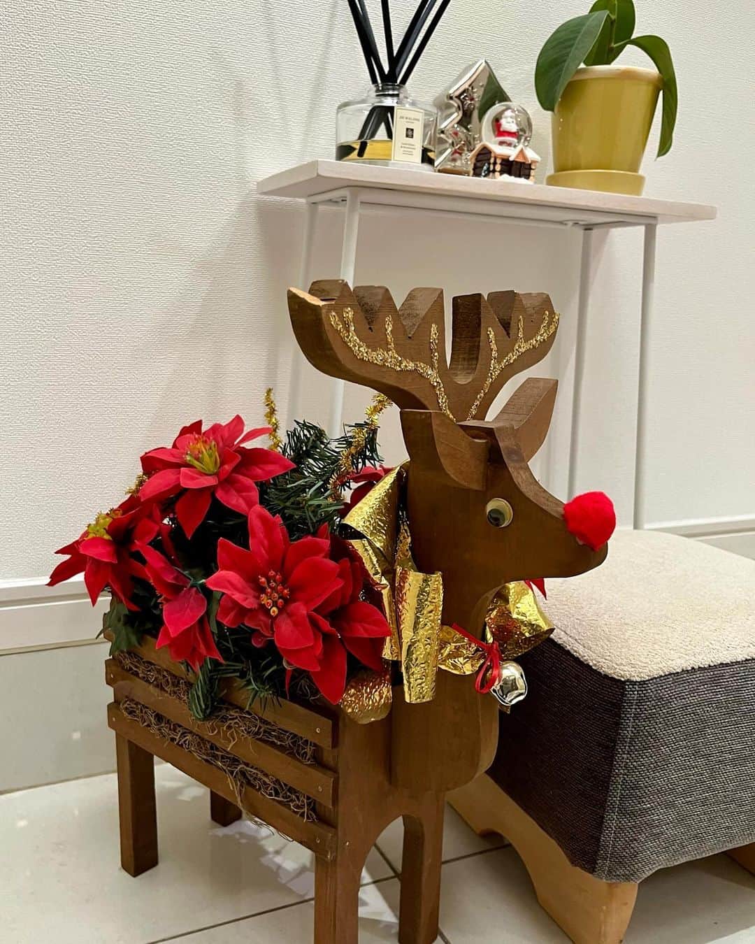 松村未央さんのインスタグラム写真 - (松村未央Instagram)「💚❤️ 街中のクリスマスムードに押され、 今年はちょっと早めに クリスマスツリーを出しました🎄  最後の一枚は玄関のトナカイさん🤎 こちらも毎年飾っています！！  一年の中で一番ワクワクするシーズン 可愛い飾りとともに楽しみます🎅✨  #クリスマスツリー #サンタさん #トナカイさん #クリスマスの飾り」11月20日 17時48分 - mio.matsumura_