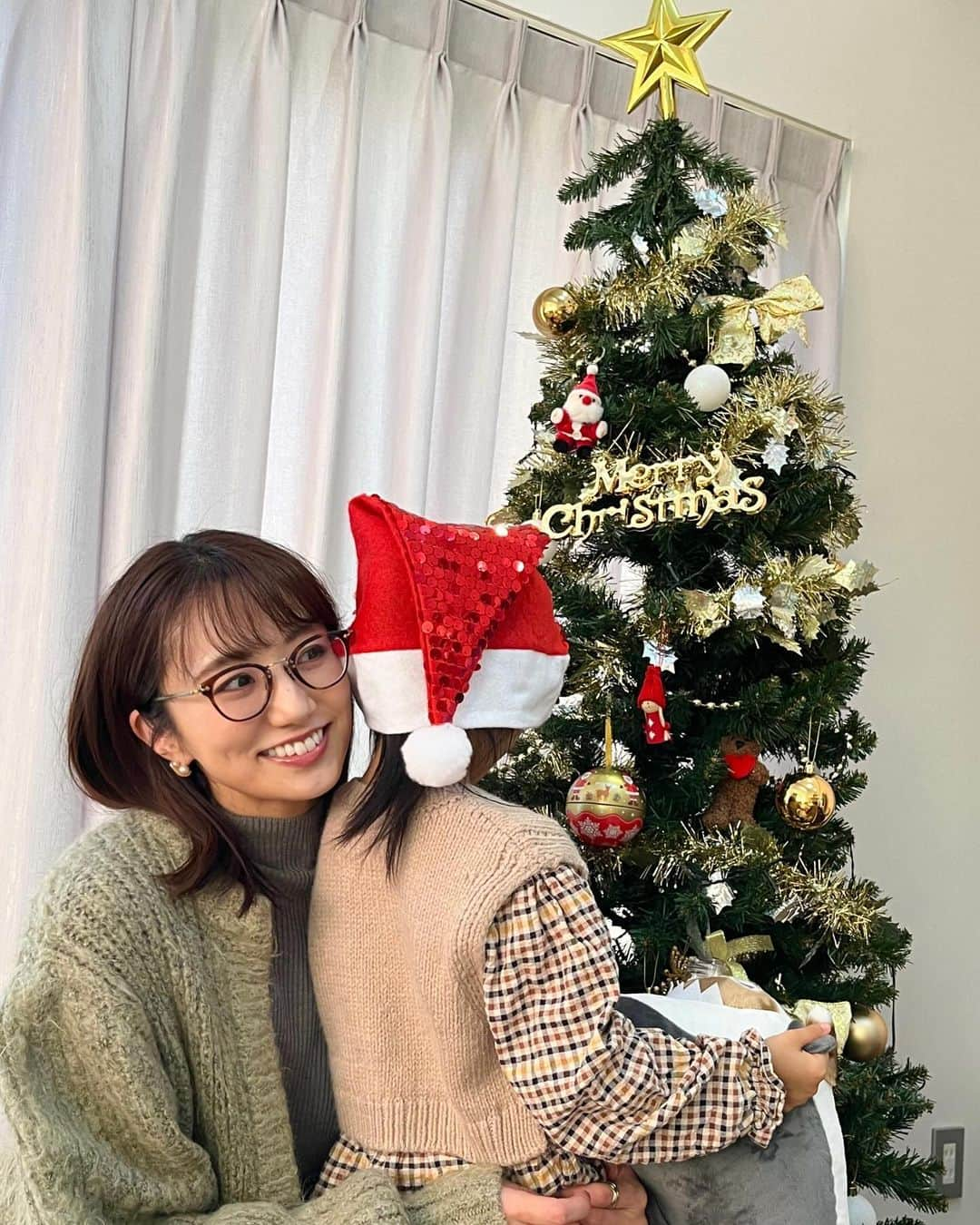 松村未央のインスタグラム：「💚❤️ 街中のクリスマスムードに押され、 今年はちょっと早めに クリスマスツリーを出しました🎄  最後の一枚は玄関のトナカイさん🤎 こちらも毎年飾っています！！  一年の中で一番ワクワクするシーズン 可愛い飾りとともに楽しみます🎅✨  #クリスマスツリー #サンタさん #トナカイさん #クリスマスの飾り」