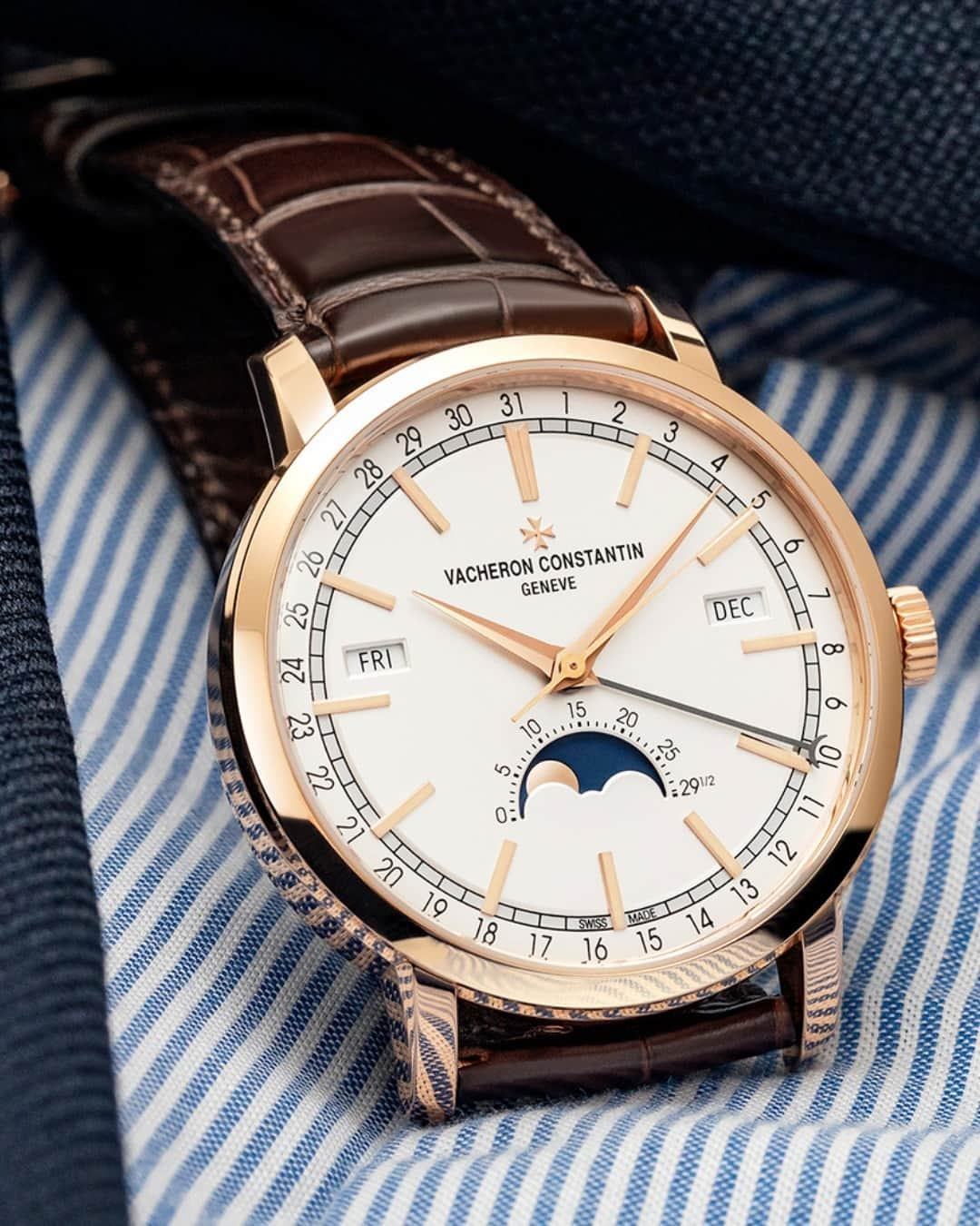 ヴァシュロン コンスタンタンのインスタグラム：「Echoing the grand traditions of timekeeping ☄️  In the grand tradition of horology, the timeless design of the Traditionnelle complete calendar boasts a circular case adorned with lugs, a fluted caseback, and a railway minute-track.   Yet, Vacheron Constantin weaves its own enchantment into the tapestry with a unique display of the calendar indications. The day and month windows dance along the rim of the dial, while a dedicated pointer gracefully sculpts the date.  #VacheronConstantin #OneOfNotMany #vacheron #thehourlounge #watches #watch #watchesofinstagram #horology #watchoftheday #instawatch」