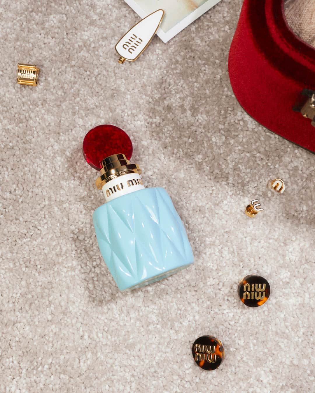 のインスタグラム：「Unique and timeless notes distinguish the first Miu Miu fragrance.   Photographed by @Annemarie.Kuus. Creative direction by @EdwardQuarmby.   #MiuMiuHoliday #MiuMiuFragrances」