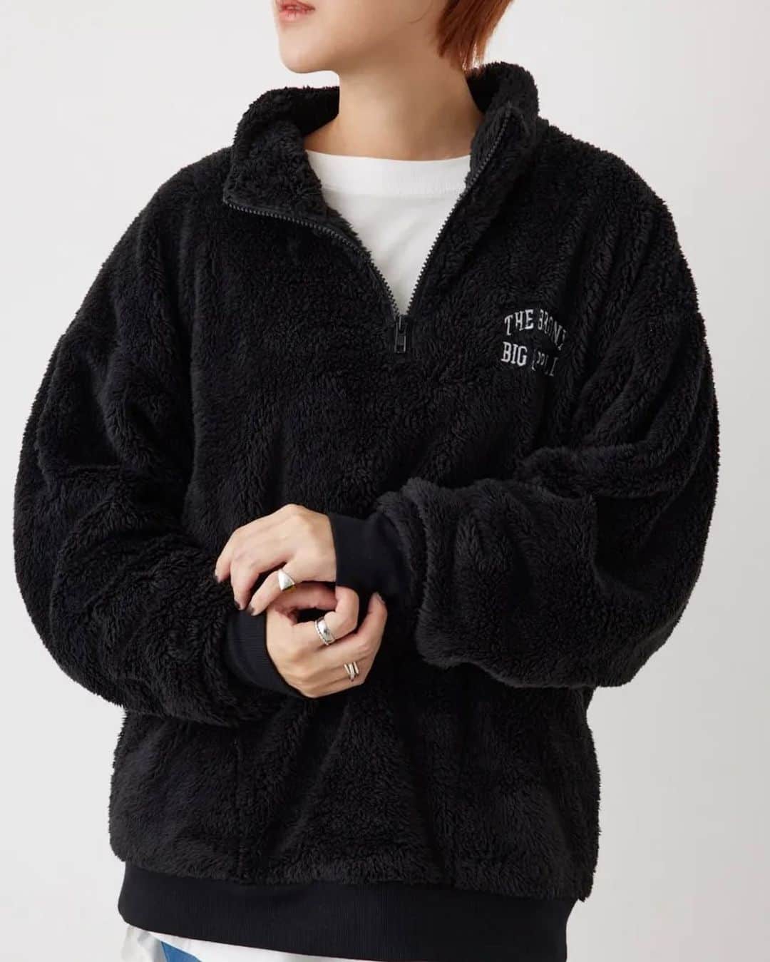 ロデオクラウンのインスタグラム：「#RCWB#RODEOCROWNS NEW ARRIVAL ▶発売中 ━━━━━━━━━━━━━━━━━━━━━━ ふわふわの手触りが心地よいハーフジップトップス。 ハーフジップで首元まで暖かく、ゆったりとした 着心地がポイント！ユニセックスで着用できます。  シャギーハーフZIP トップス (426GAH80-065B) O/WHT_BLK_BEG_GRY SIZE：F／UNISEX ￥4,950(税込) ━━━━━━━━━━━━━━━━━━━━━━ #RODEOCROWNSWIDEBOWL」