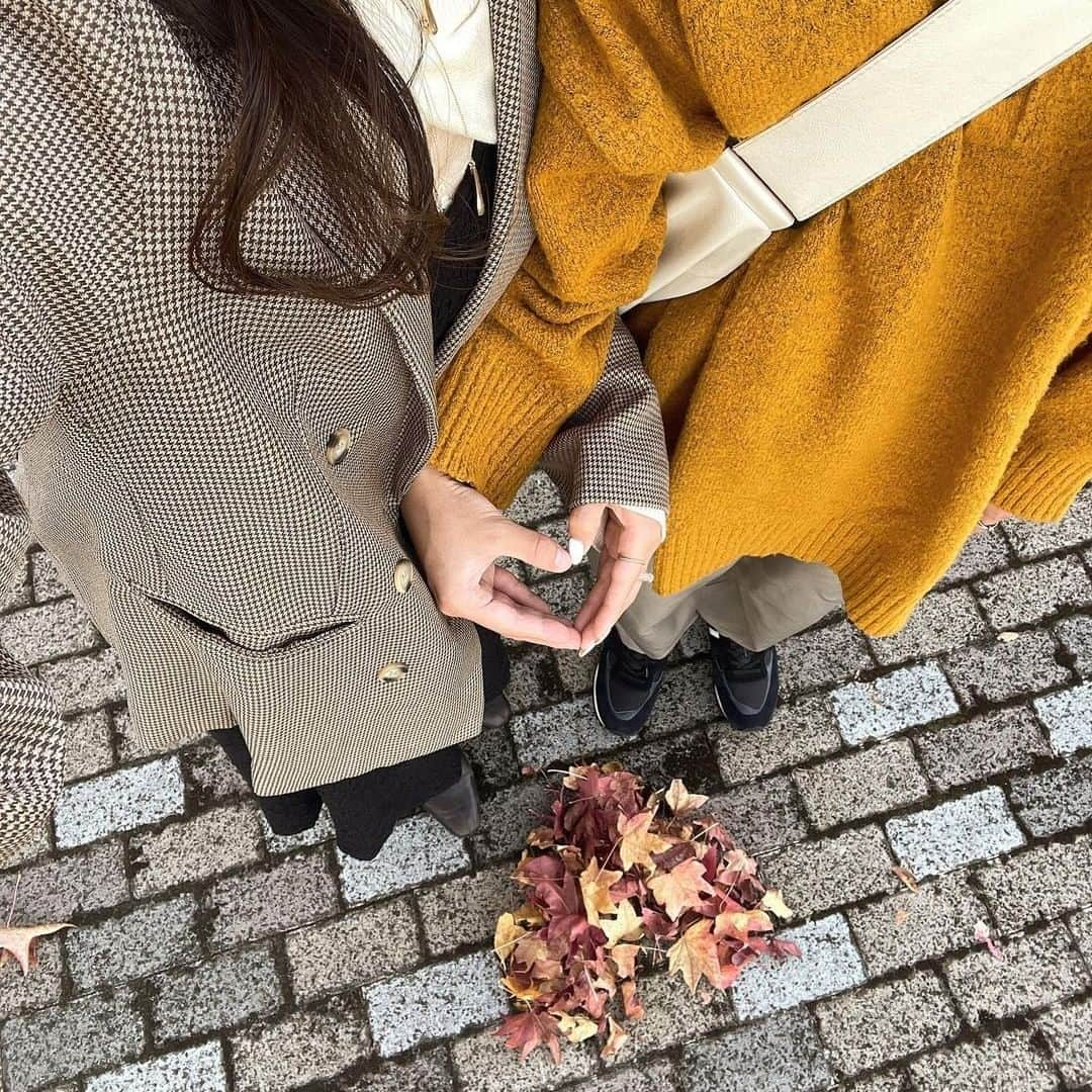 RiLiさんのインスタグラム写真 - (RiLiInstagram)「この秋真似したい🫶【落ち葉フォト】🧸🍂  そろそろ紅葉も本格シーズン突入🍁 せっかく紅葉が綺麗な秋だから かわいく思い出に残せるような写真が撮りたいよね💭📸  そのまま撮るのももちろん素敵だけど 落ち葉をハート形にしてみたり いちょうでブーケを作ってみると 誰でもオシャレな写真が撮れちゃうからとってもオススメだよ〰️🐿♡  R i L i 編 集 部 🫧 Editor-chief @aosimmdr Editor @micomy_02 Writer @pink_breathing   🤍🤍🤍  Special thanks💐 Photo by⁣⁣ p.1 @unemoto_shion  p.2 @miu_9024  p.3 @_8ii8.l5  p.4 @sh_x2c  p.5 @__sachika.o92o  p.6 @o_tane.yo  p.7 @__sachika.o92o   RiLiで紹介してもらいたい子は #rili_tokyo を付けてね❕  ⁣  #落ち葉フォト #紅葉フォト #いちょうブーケ #イチョウブーケ #落ち葉ハート #秋フォト #カップルフォト #ハートポーズ #ハートショット #ツーショット #ツーショット写真 #写真の撮り方 #紅葉シーズン #紅葉デート #紅葉コーデ #いちょう並木 #イチョウ並木 #いちょうのじゅうたん #ニットコーデ #秋コーデ #秋冬コーデ」11月20日 18時00分 - rili.tokyo