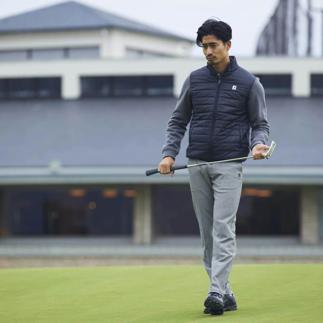 Footjoy Japanさんのインスタグラム写真 - (Footjoy JapanInstagram)「【23FW MODERN CLASSIC COLLECTION】   ＜MEN'S ハイブリッド中綿ジャージジャケット＞ 保温性と運動性能を両立させたハイブリッドフルジップジャケット。前身頃は撥水素材を表地に採用し中綿を入れ、保温性を高めた仕様。袖と後身頃を裏起毛のジャージ素材にし、肩と腕の可動域を確保。   ＜MEN'S ハウンドトゥース起毛マルチポケットパンツ＞ 微起毛をかけ秋冬らしい風合いのハンドトゥース柄マルチポケットパンツ。クラシックなコーディネートを演出。   #FootJoy #MODERNCLASSICCOLLECTION #PERFORMANCEGOLFAPPAREL #フットジョイ #モダンクラシックコレクション #パフォーマンスゴルフアパレル」11月20日 18時00分 - footjoy.japan