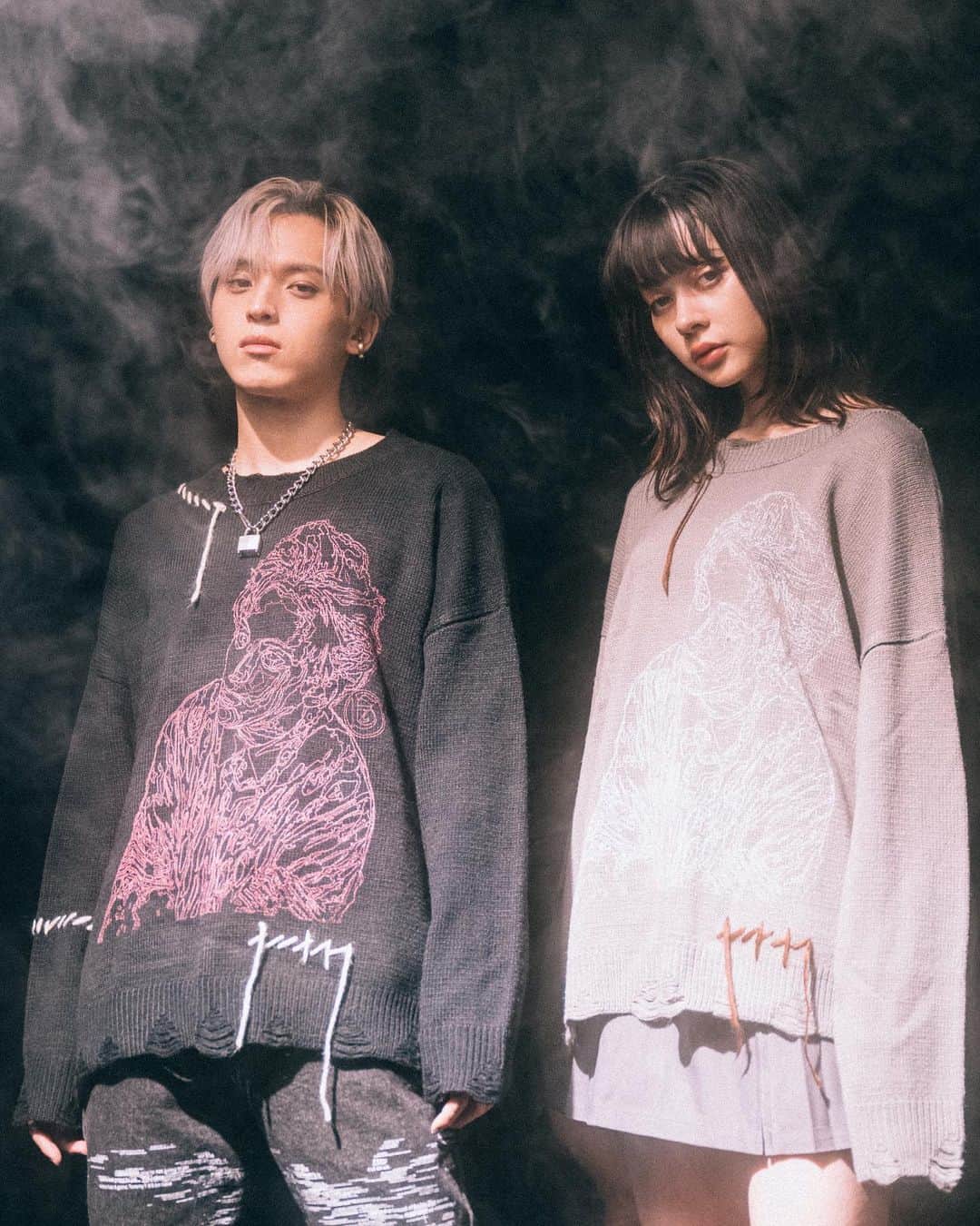 Novel Coreのインスタグラム：「⁡ "Novel Core × A Good Bad Influence"  Outline Sweater ⁡ 日本武道館公演の開催を記念して、俺も日頃から愛用している "A Good Bad Influence"とのコラボが実現しました。  @a_good_bad_influence 🖤 ⁡ 何度も打ち合わせを重ねて製作したニットセーターを数量限定で販売いたします。 ⁡ <商品概要> A Good Bad Influenceが得意とするグランジスタイルと、線画で表現されたNovel Coreのプリントが強烈なインパクトを放つゆったりとしたサイジングのプルオーバーニットセーター。 全てハンドステッチで施されたステッチと、1枚ずつ職人による手刷りでプリントされたグラフィックも特徴的なアイテムとなっている。 ⁡ <価格> ¥14,000 (tax in) ⁡ <販売開始日時> 2023年11月21日(火) 10:00 ~ ⁡ <発送期間> 2023年12月下旬から順次発送予定 ⁡ #AGoodBadInfluence #NovelCore」