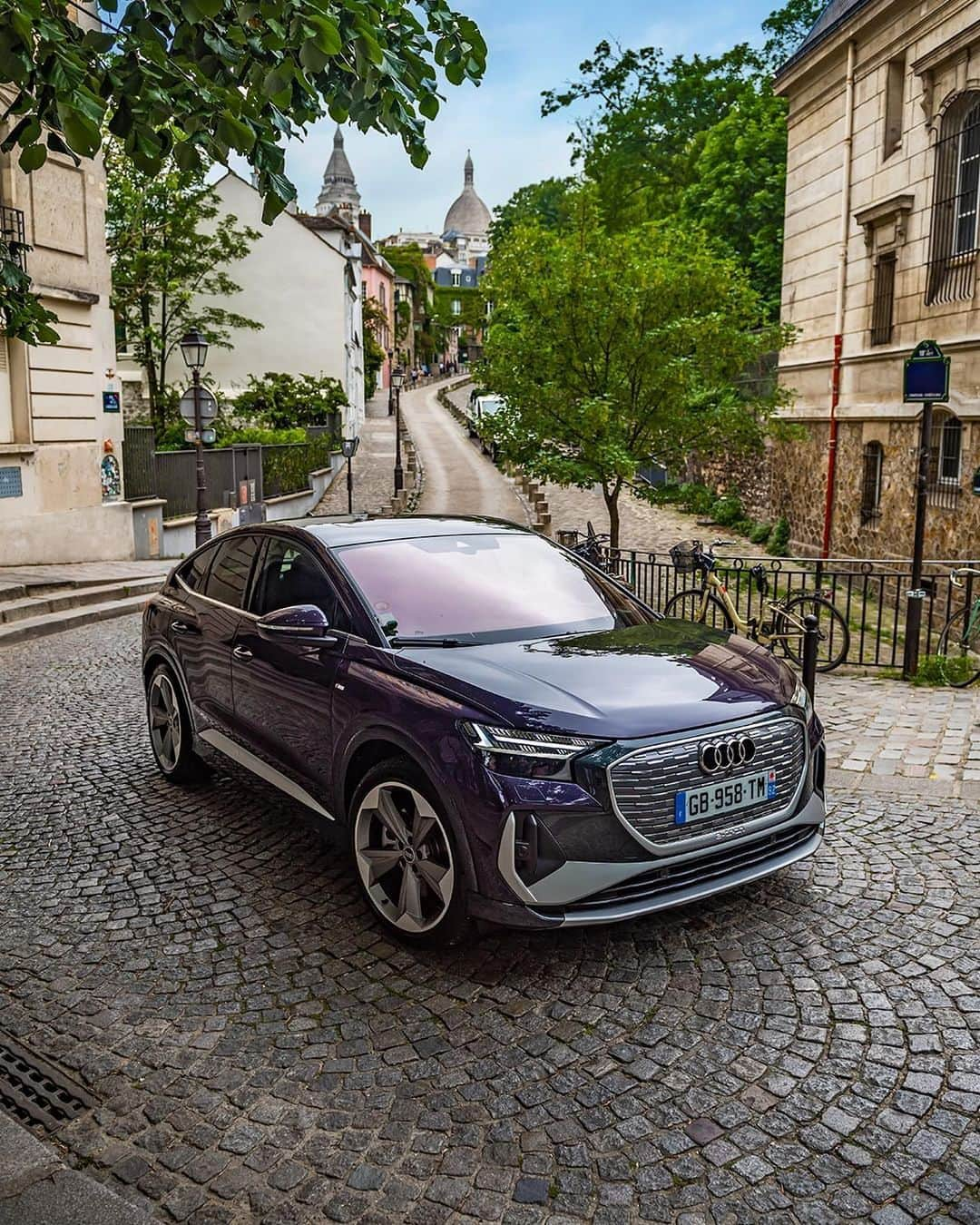 アウディ ジャパンのインスタグラム：「先進のデザインでエレガンスを極めたプレミアムコンパクトSUV、Audi Q4 Sportback e-tron。  プラチナムグレーで仕立てた八角形のシングルフレームグリルの精悍さは、時代を超えて愛されるデザインのひとつ。 石畳が続く古い街並みに、存在感のあるフロントフェイスが調和する。  *写真は欧州仕様車です。日本仕様とは異なります。  #AudiQ4Sportbacketron   #Audi #AudiJapan #アウディ #アウディジャパン #FutureIsAnAttitude #その進化が未来を創る #アウディQ4Sportbacketron #電気自動車#EV #emobility #サステイナビリティ#AudiLife #Audigram #CarLife #CarLifeStyle #GermanCars #アウディのある生活 #アウディのある風景」