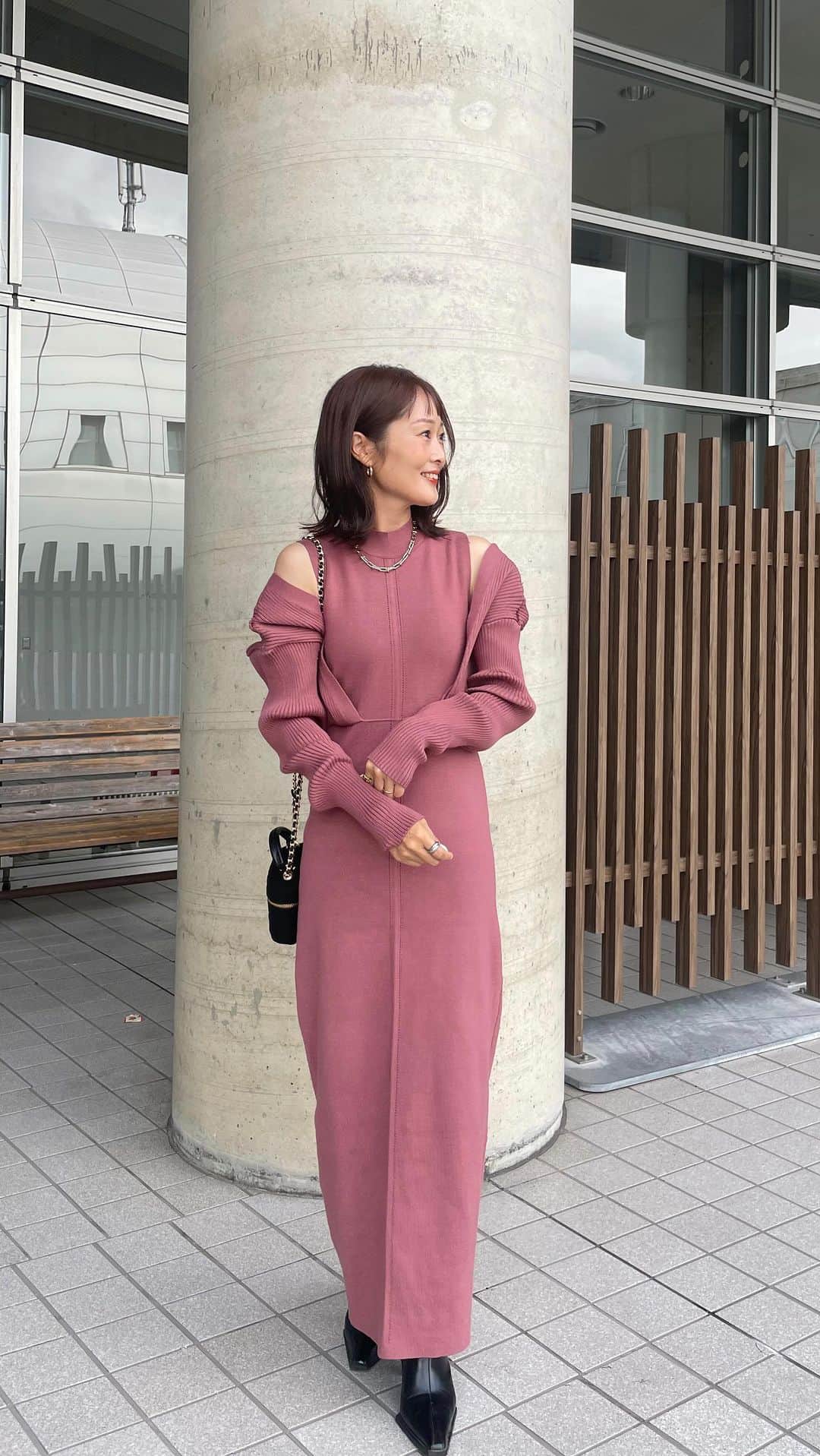 Kikuno Sayumiのインスタグラム：「@abitokyo_collection とのコラボのワンピが本日18時から発売されました😆❤️ ・ 秋冬アイテムではニットワンピが1番好きで良く着るんやけど、ラインのキレイさと肩がチラ見えするデザインが大人可愛くてこのワンピを選んだよ👗158センチでこの丈感だよ。 ・ 秋冬はどうしてもトーンが暗くなりがちやけん明るめのカラーにしたのがポイント😙くすみピンクで大人女子でも着やすいよ✨旦那さんにも好評で、クリスマスデートにもぴったり🥰 ・ 一点注意なのが、デザイン上肩が落ちやすく、私みたいななで肩の方はちょいちょい落ちてくるかも💦腕まくりしたり下に引っ張って着ると落ちにくいです✨でも落ちてきても可愛い🥰 ・ ・ お安くなってるので是非チェックしてみてね😍 ・ ・ #PR#abitokyo #アビトーキョー #abitokyoコラボ #abitokyocollaboration#ニットワンピ#ママコーデ#クリスマスコーデ#秋冬コーデ」