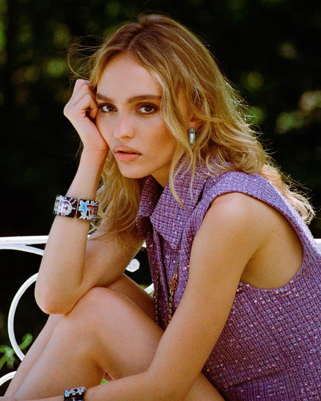 シャネルのインスタグラム：「Actress and House ambassador Lily-Rose Depp wears the CHANEL Cruise 2023/24 collection in a series of photographs by Henrik Purienne. She is sporting an emblematic tweed ensemble illuminated with sequins.  #CHANELCruise @Purienne @LilyRose_Depp」