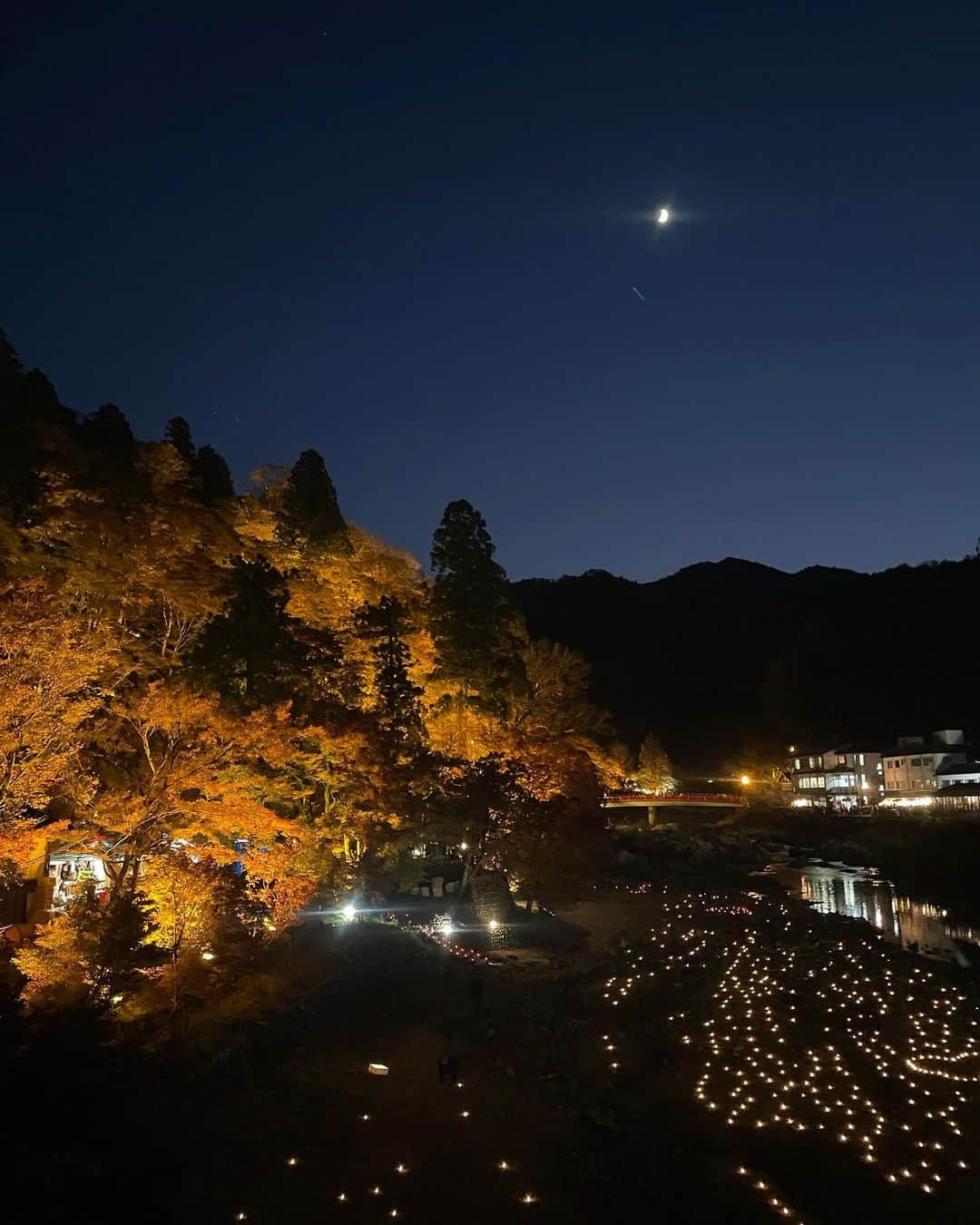 平尾貴代さんのインスタグラム写真 - (平尾貴代Instagram)「毎年恒例香嵐渓🍁 今年は夜じゃなくて昼過ぎに行ったら大正解🙆‍♀️ 帰り際ライトアップも見れて最高だった！ ・ こん時履いてた靴は @cherimi_official だよ💖 まじ歩きやすいし足痛くならないしデザイン鬼可愛くて鬼愛用してる🖤🖤  #愛知 #香嵐渓 #男の子ママ  #息子」11月20日 17時52分 - yotsu_nuts