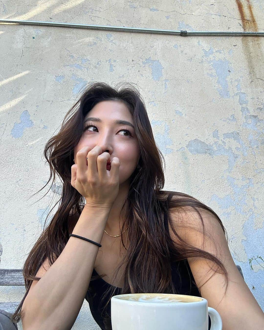 ちゃぴさんのインスタグラム：「@kiffkafe ☕️  急激に寒くなってホットの季節がやってきたねー！ 肌寒い感じが尊くて、冬大好き。 その季節感まっっったくないノースリーブワンピやけどwwwwwww  最近はアーモンドミルクラテをよく注文します☕️」